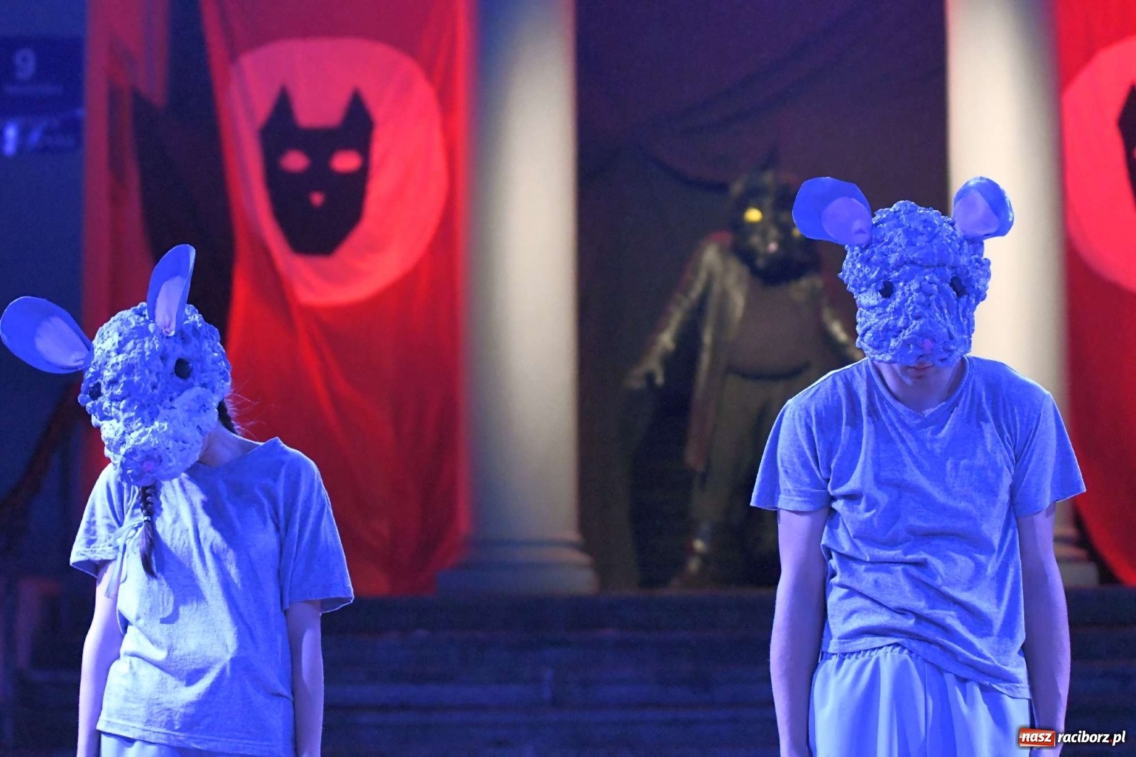 Zdjęcie w galerii na portalu naszraciborz.pl: Parada świateł i spektakl przed pałacem w Pogrzebieniu [FOTO i WIDEO] wiadomości z regionu