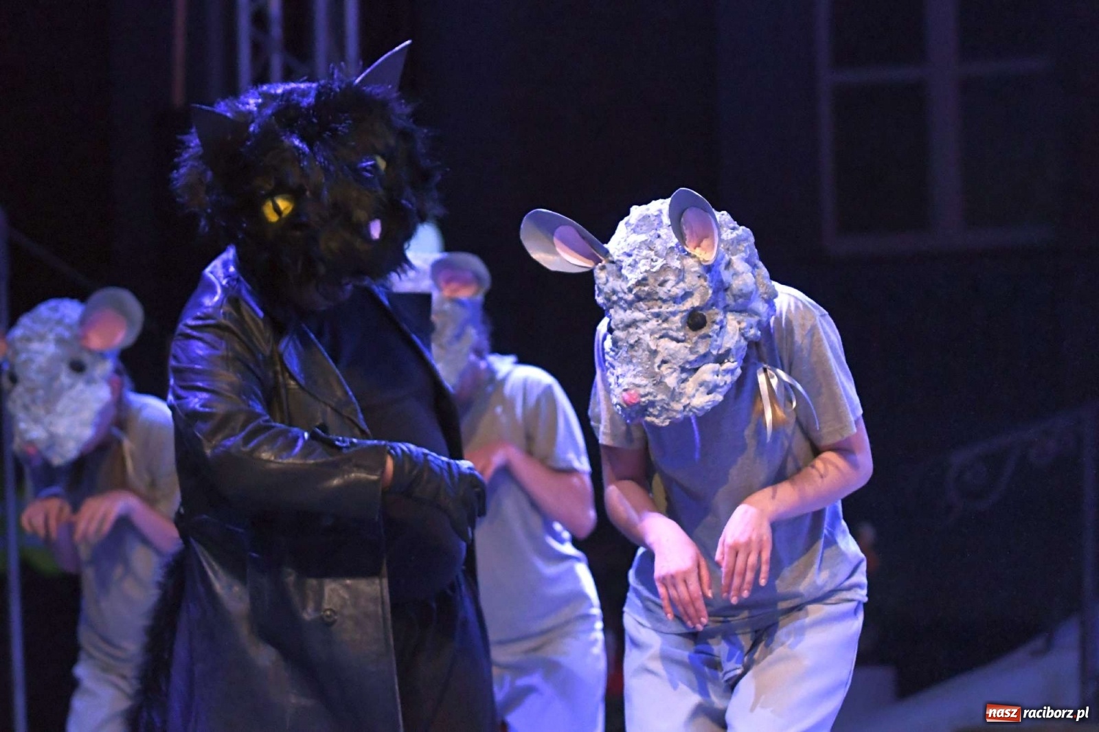 Zdjęcie w galerii na portalu naszraciborz.pl: Parada świateł i spektakl przed pałacem w Pogrzebieniu [FOTO i WIDEO] wiadomości z regionu