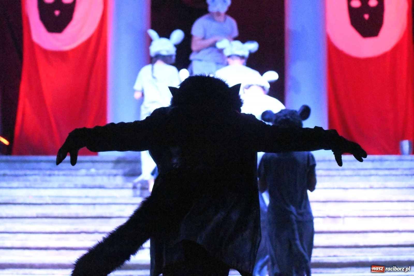 Zdjęcie w galerii na portalu naszraciborz.pl: Parada świateł i spektakl przed pałacem w Pogrzebieniu [FOTO i WIDEO] wiadomości z regionu