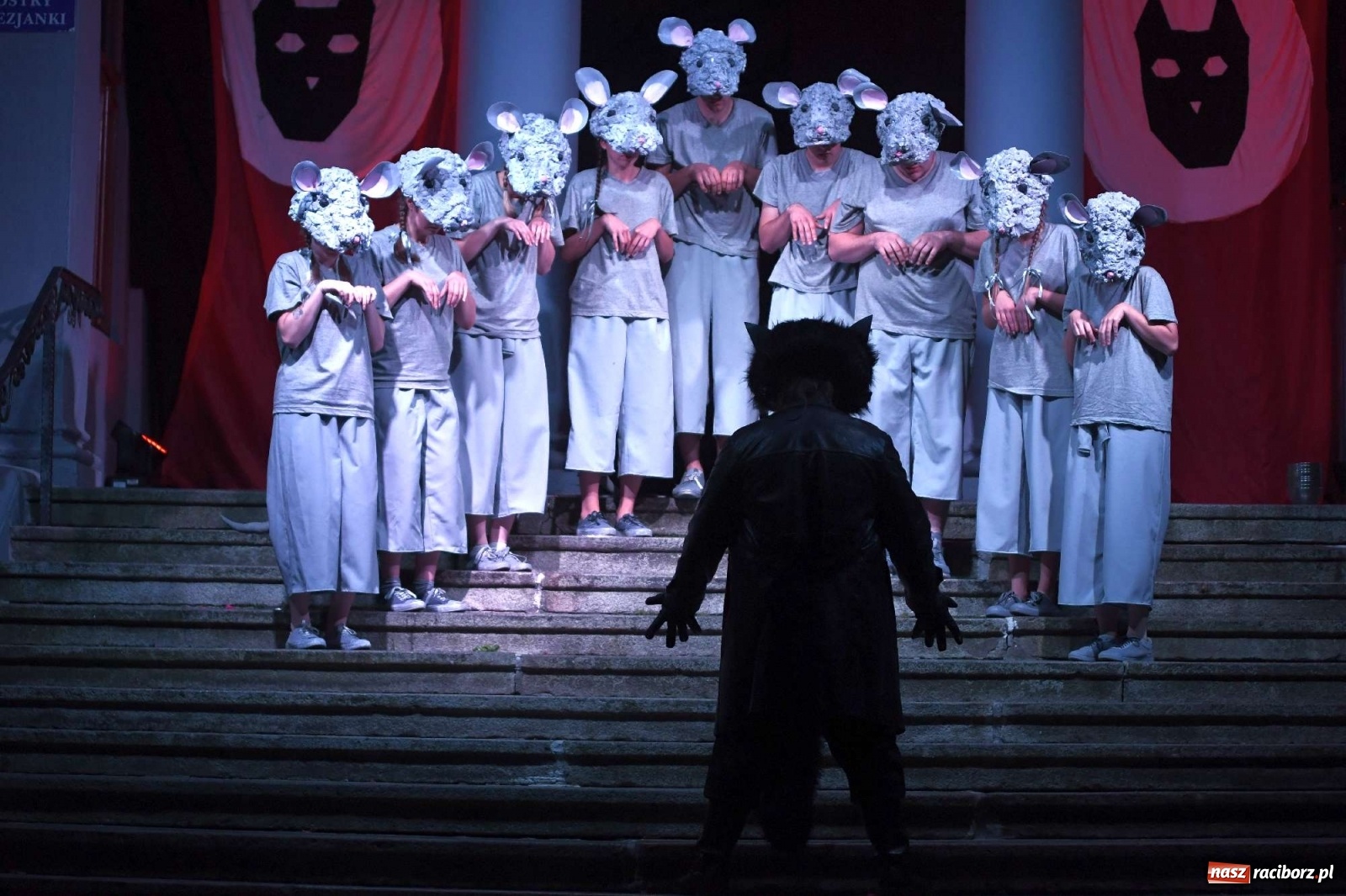 Zdjęcie w galerii na portalu naszraciborz.pl: Parada świateł i spektakl przed pałacem w Pogrzebieniu [FOTO i WIDEO] wiadomości z regionu