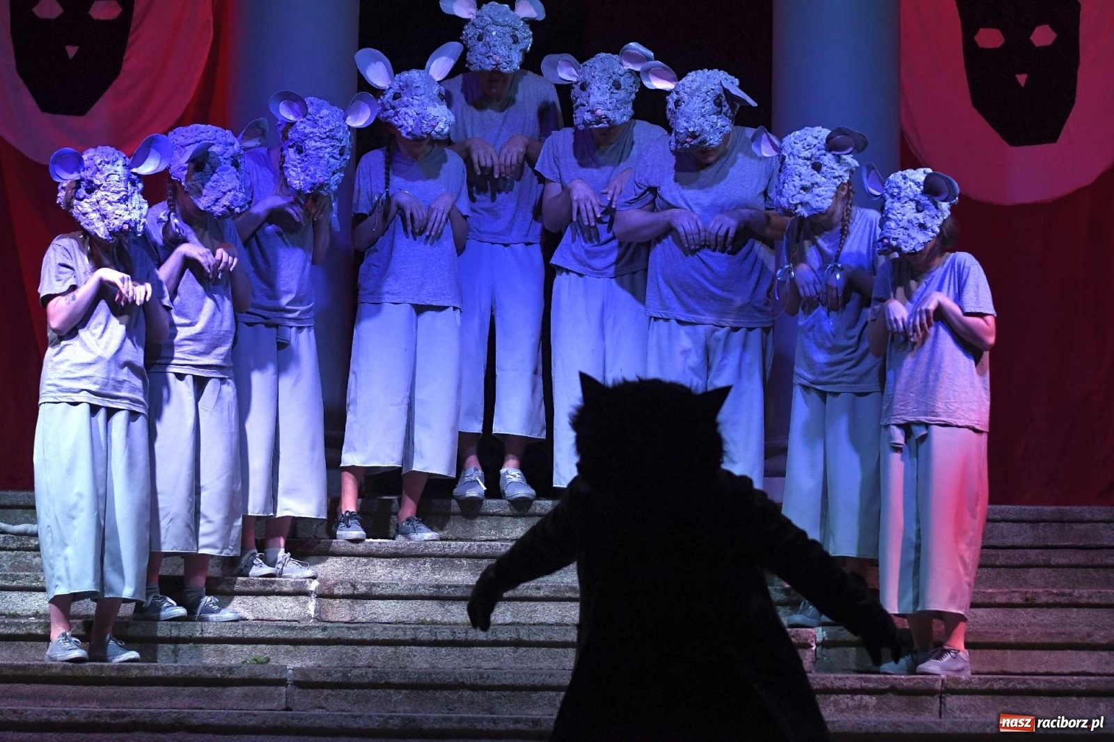 Zdjęcie w galerii na portalu naszraciborz.pl: Parada świateł i spektakl przed pałacem w Pogrzebieniu [FOTO i WIDEO] wiadomości z regionu