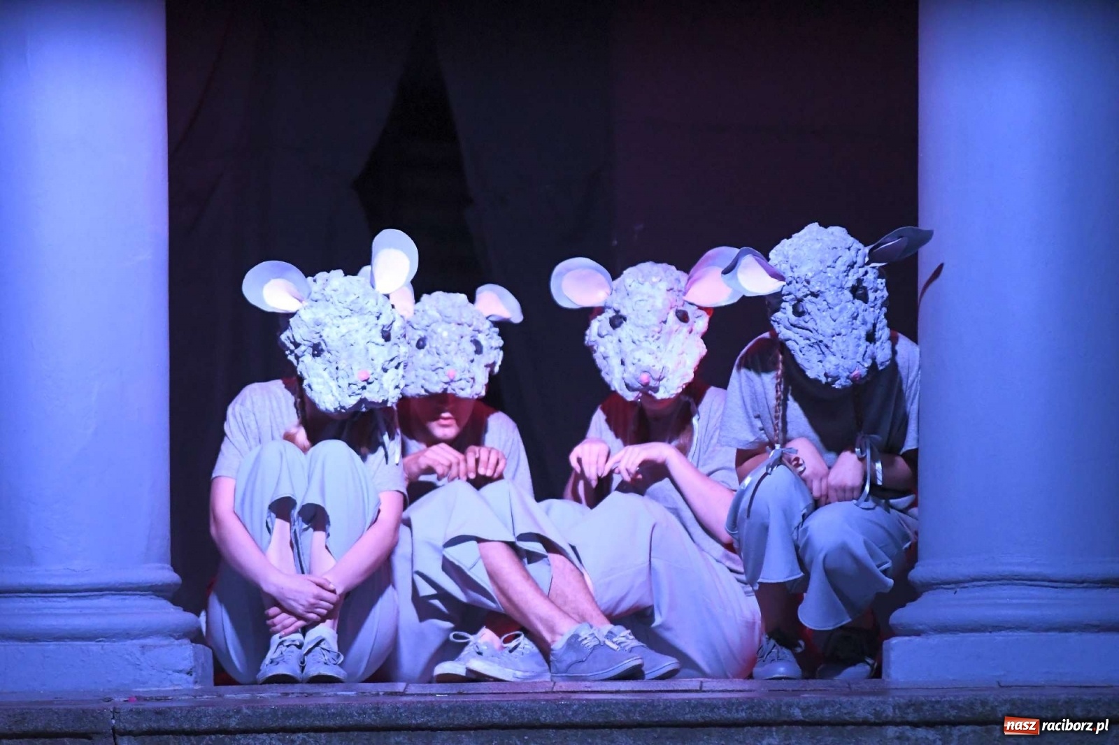 Zdjęcie w galerii na portalu naszraciborz.pl: Parada świateł i spektakl przed pałacem w Pogrzebieniu [FOTO i WIDEO] wiadomości z regionu