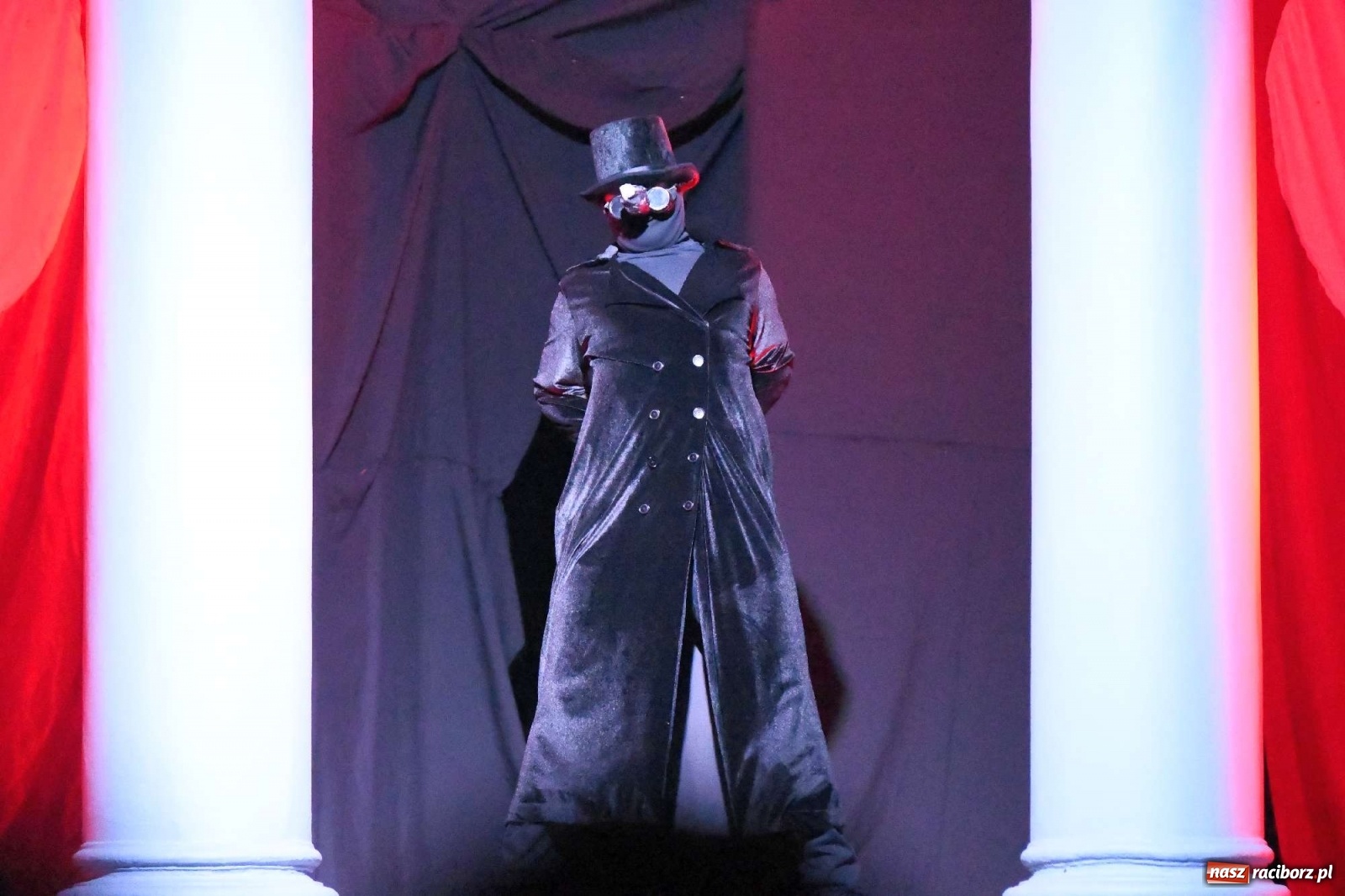 Zdjęcie w galerii na portalu naszraciborz.pl: Parada świateł i spektakl przed pałacem w Pogrzebieniu [FOTO i WIDEO] wiadomości z regionu