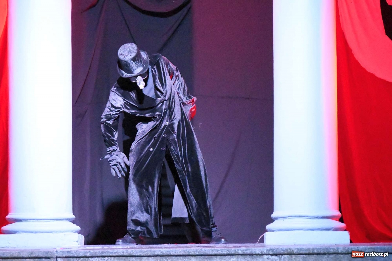 Zdjęcie w galerii na portalu naszraciborz.pl: Parada świateł i spektakl przed pałacem w Pogrzebieniu [FOTO i WIDEO] wiadomości z regionu