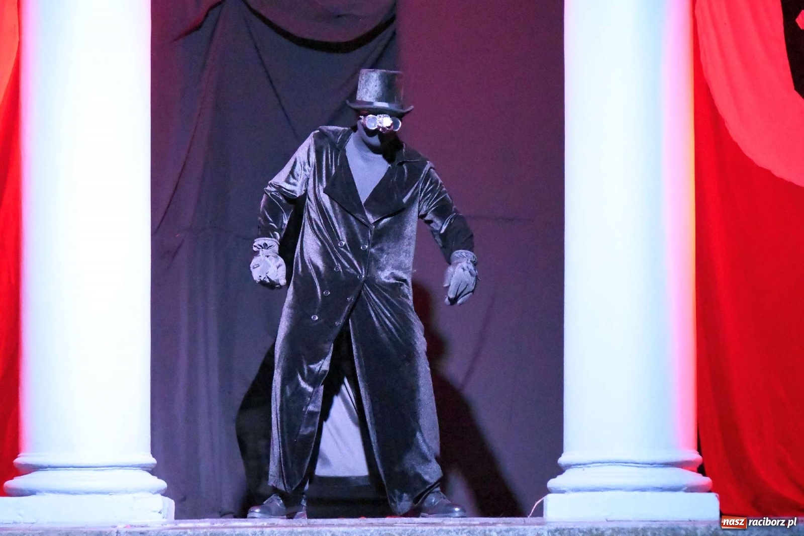 Zdjęcie w galerii na portalu naszraciborz.pl: Parada świateł i spektakl przed pałacem w Pogrzebieniu [FOTO i WIDEO] wiadomości z regionu