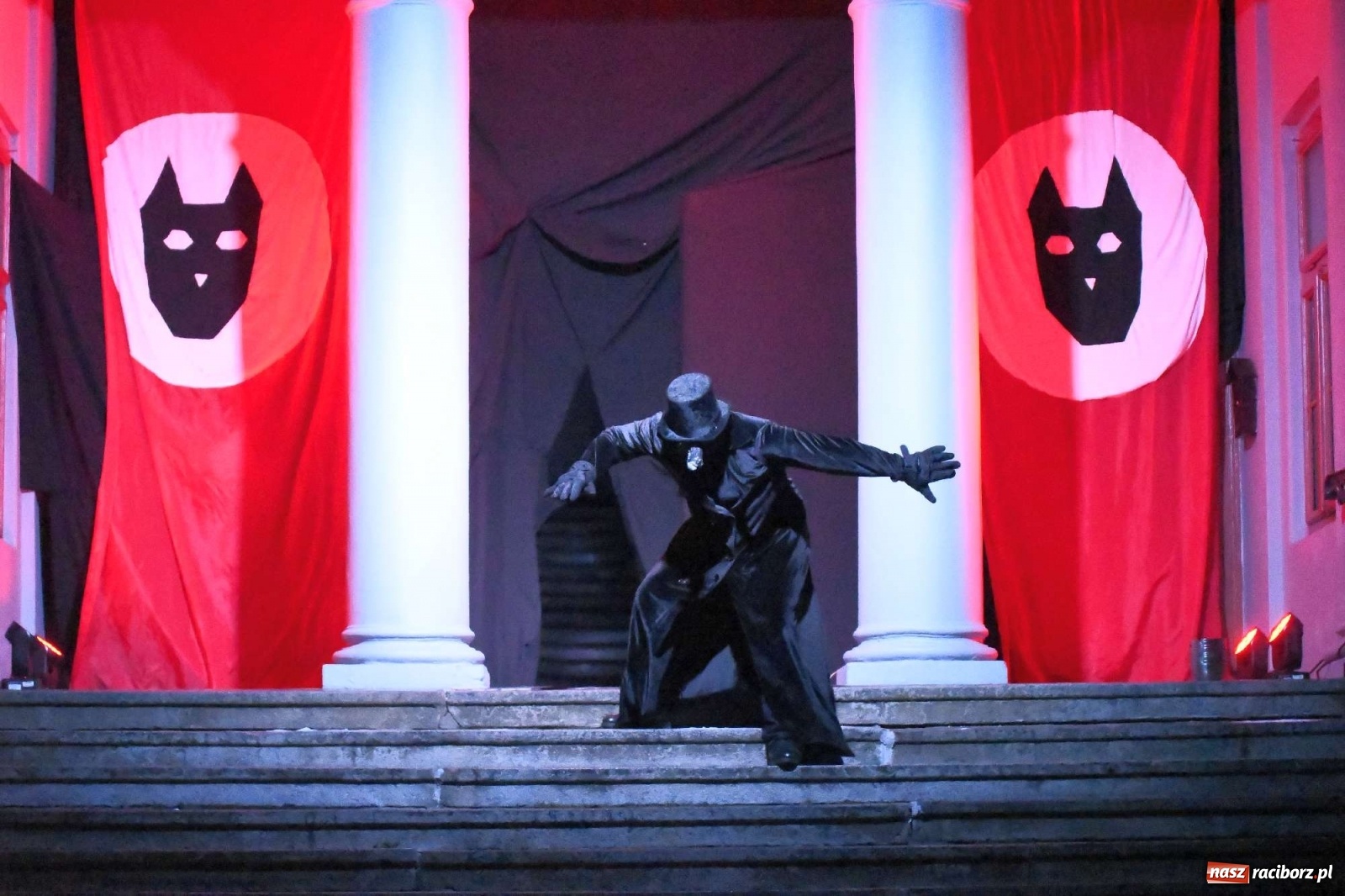 Zdjęcie w galerii na portalu naszraciborz.pl: Parada świateł i spektakl przed pałacem w Pogrzebieniu [FOTO i WIDEO] wiadomości z regionu