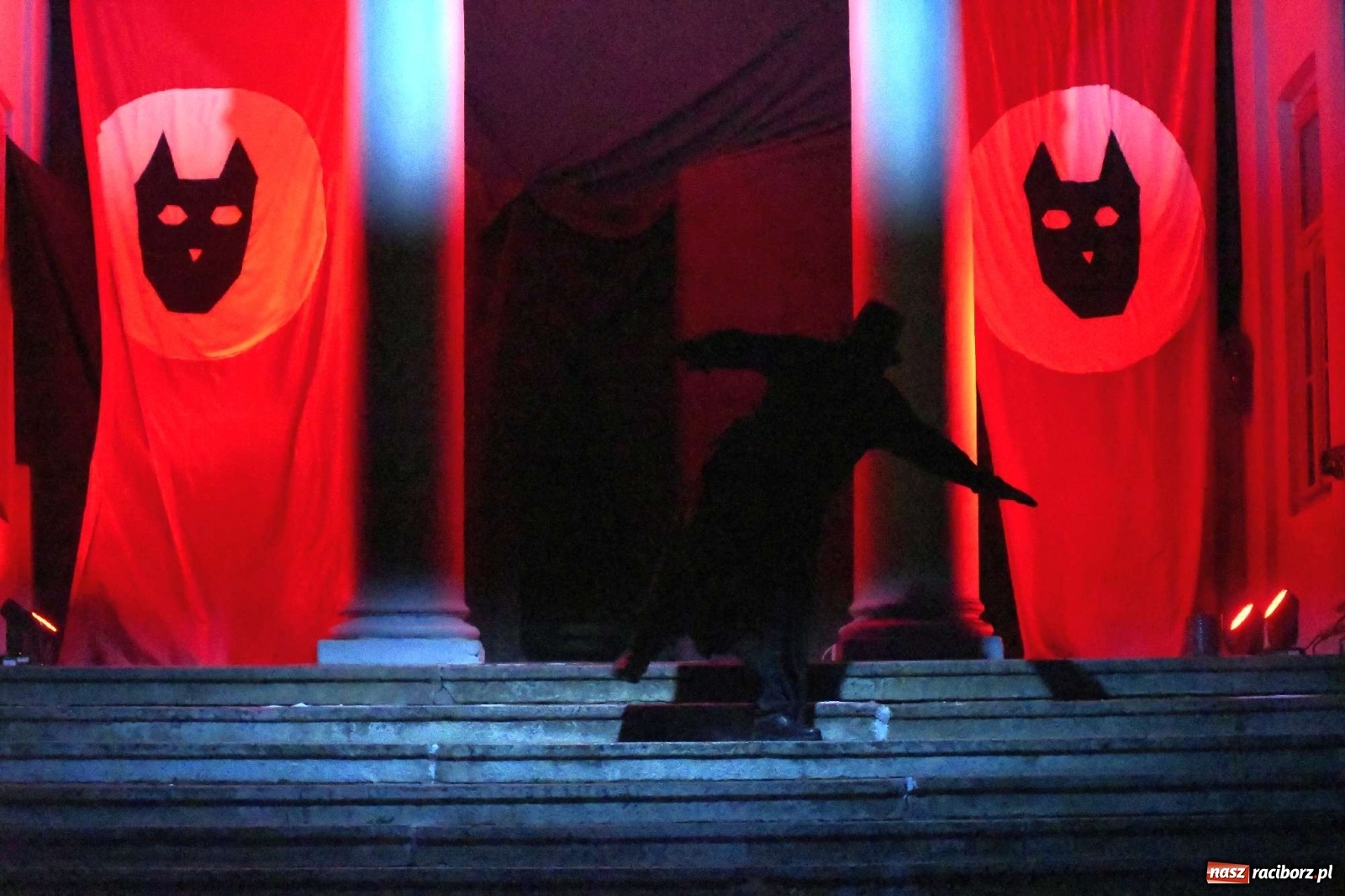 Zdjęcie w galerii na portalu naszraciborz.pl: Parada świateł i spektakl przed pałacem w Pogrzebieniu [FOTO i WIDEO] wiadomości z regionu