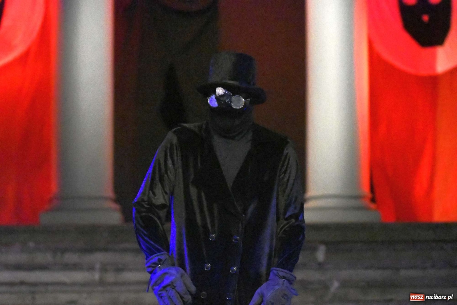 Zdjęcie w galerii na portalu naszraciborz.pl: Parada świateł i spektakl przed pałacem w Pogrzebieniu [FOTO i WIDEO] wiadomości z regionu