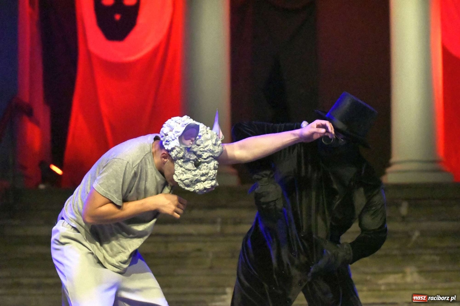 Zdjęcie w galerii na portalu naszraciborz.pl: Parada świateł i spektakl przed pałacem w Pogrzebieniu [FOTO i WIDEO] wiadomości z regionu