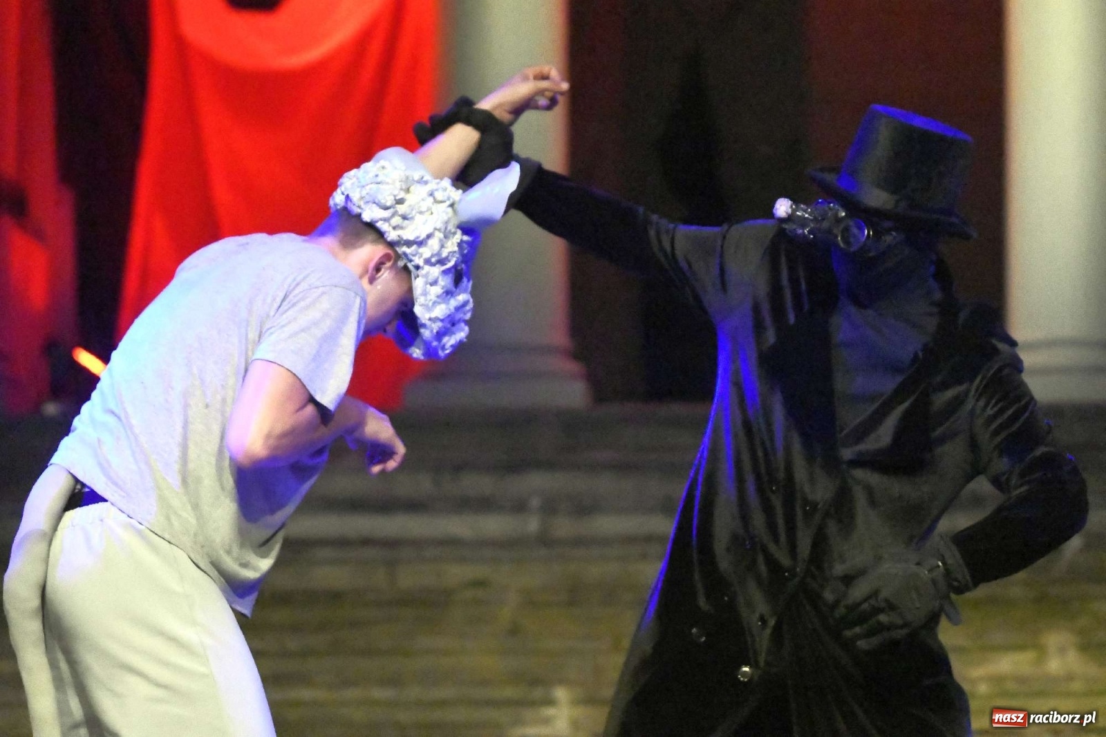 Zdjęcie w galerii na portalu naszraciborz.pl: Parada świateł i spektakl przed pałacem w Pogrzebieniu [FOTO i WIDEO] wiadomości z regionu