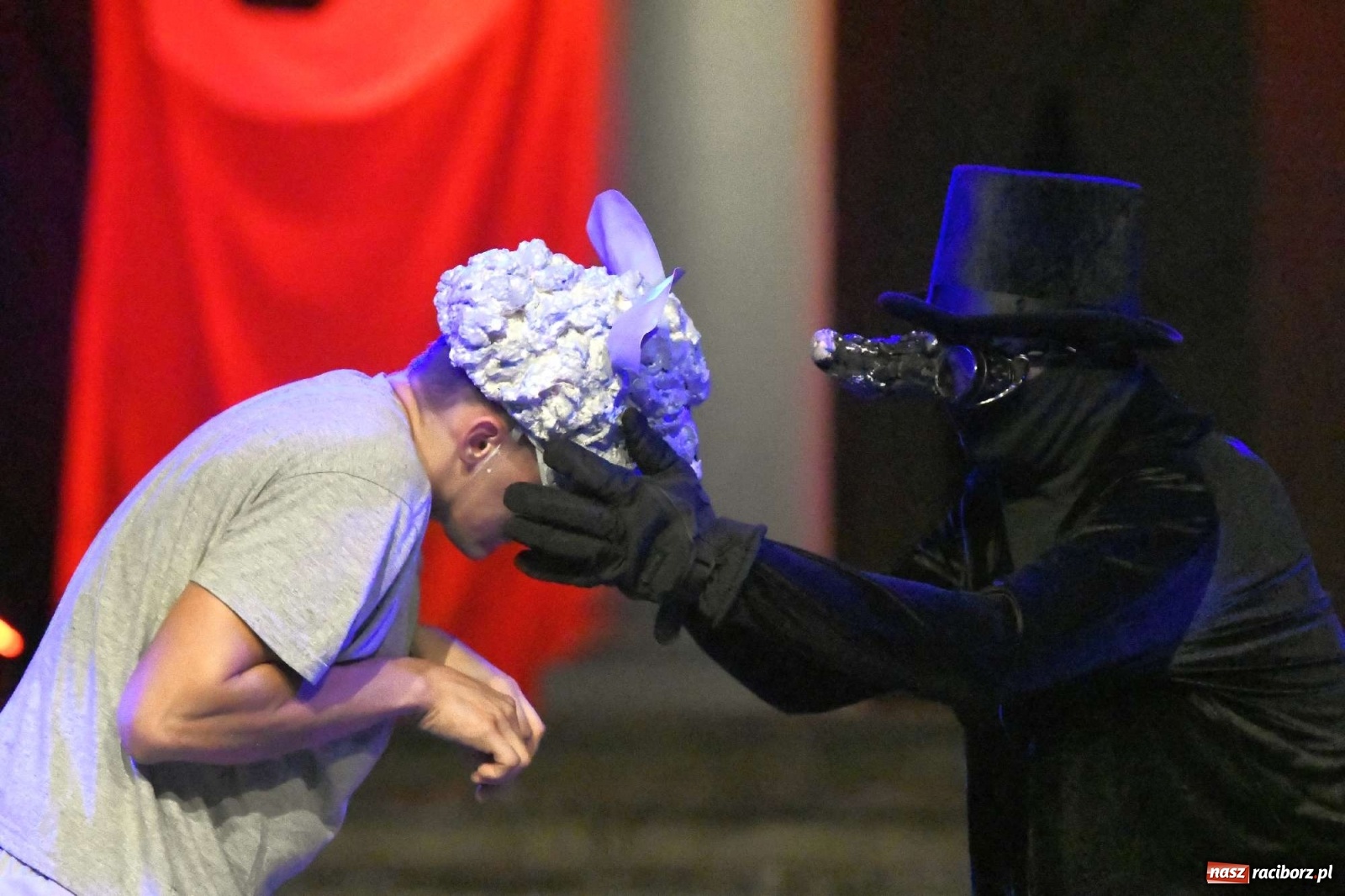 Zdjęcie w galerii na portalu naszraciborz.pl: Parada świateł i spektakl przed pałacem w Pogrzebieniu [FOTO i WIDEO] wiadomości z regionu