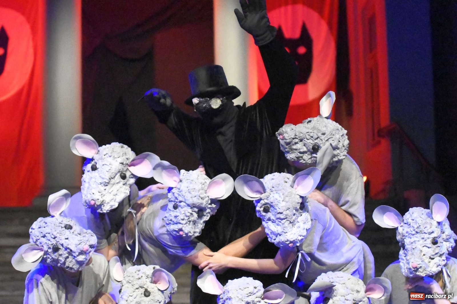 Zdjęcie w galerii na portalu naszraciborz.pl: Parada świateł i spektakl przed pałacem w Pogrzebieniu [FOTO i WIDEO] wiadomości z regionu