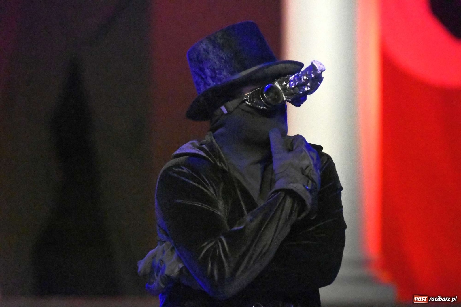 Zdjęcie w galerii na portalu naszraciborz.pl: Parada świateł i spektakl przed pałacem w Pogrzebieniu [FOTO i WIDEO] wiadomości z regionu