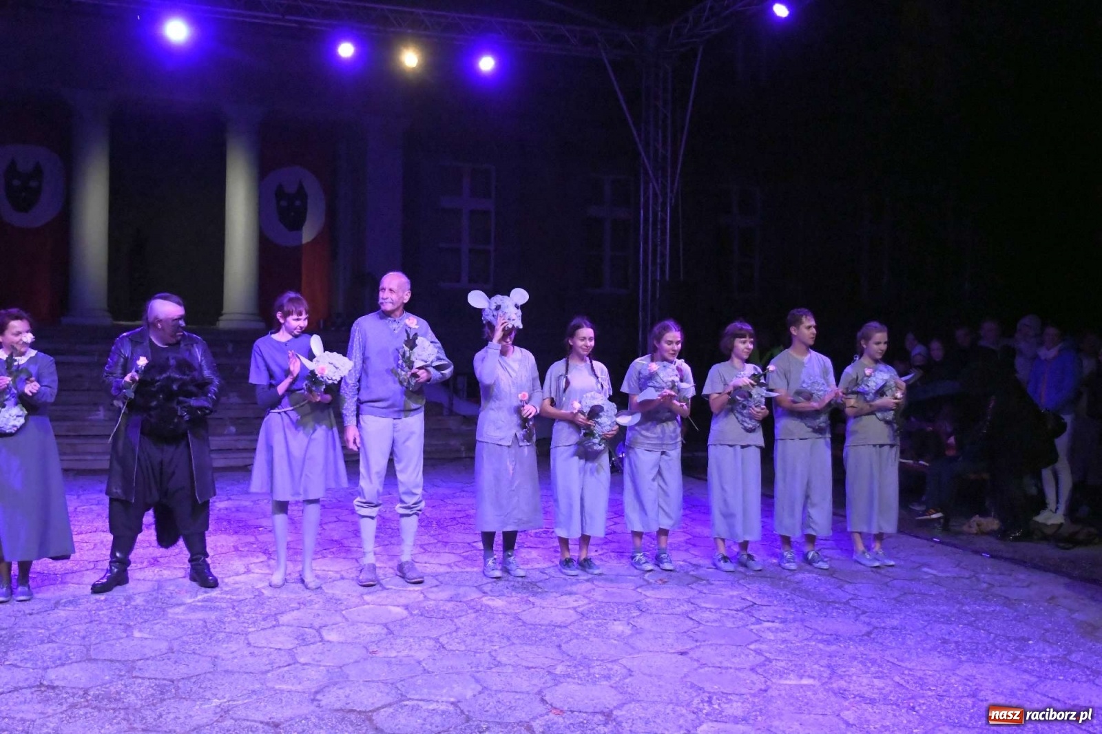 Zdjęcie w galerii na portalu naszraciborz.pl: Parada świateł i spektakl przed pałacem w Pogrzebieniu [FOTO i WIDEO] wiadomości z regionu