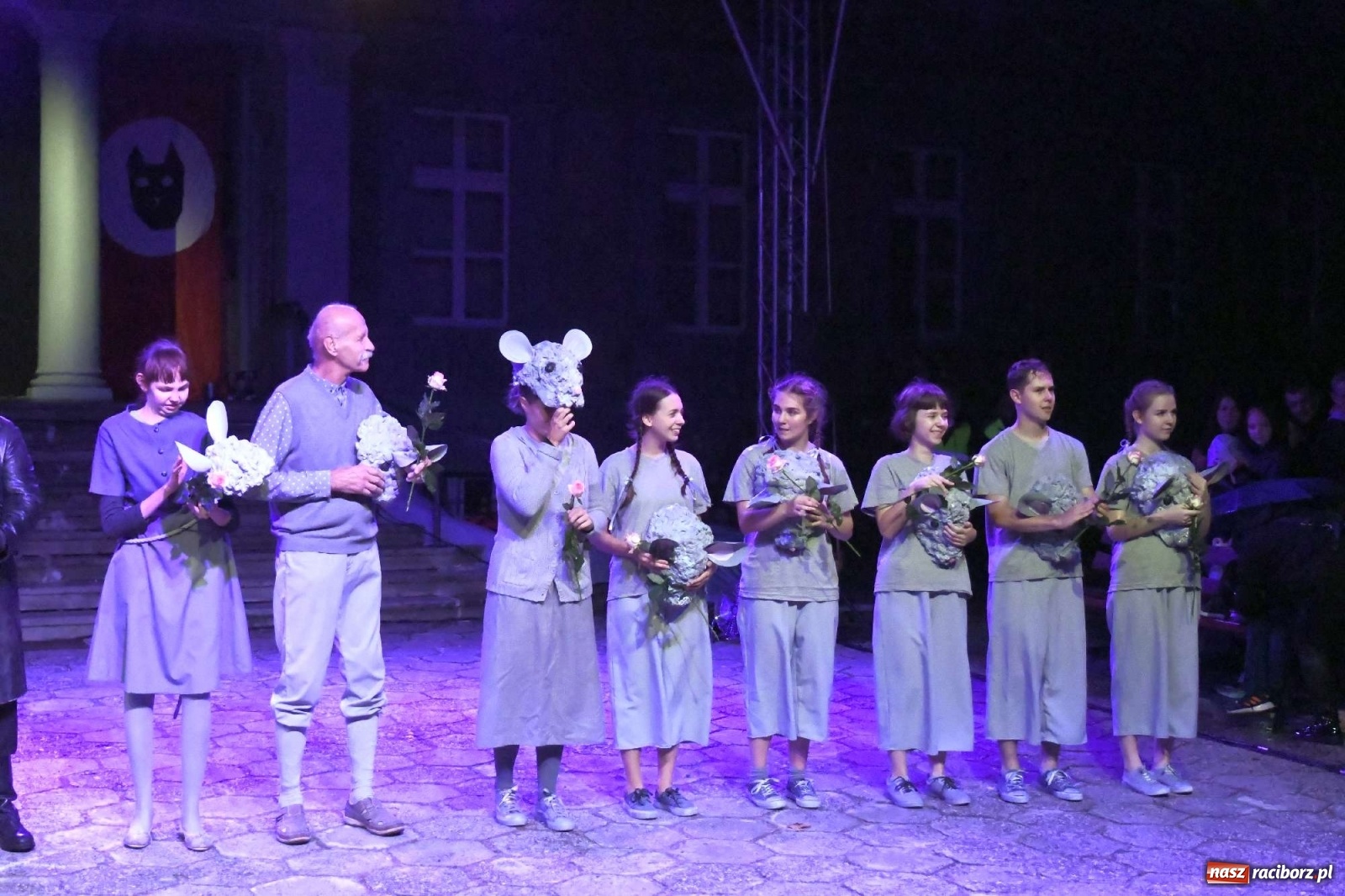 Zdjęcie w galerii na portalu naszraciborz.pl: Parada świateł i spektakl przed pałacem w Pogrzebieniu [FOTO i WIDEO] wiadomości z regionu