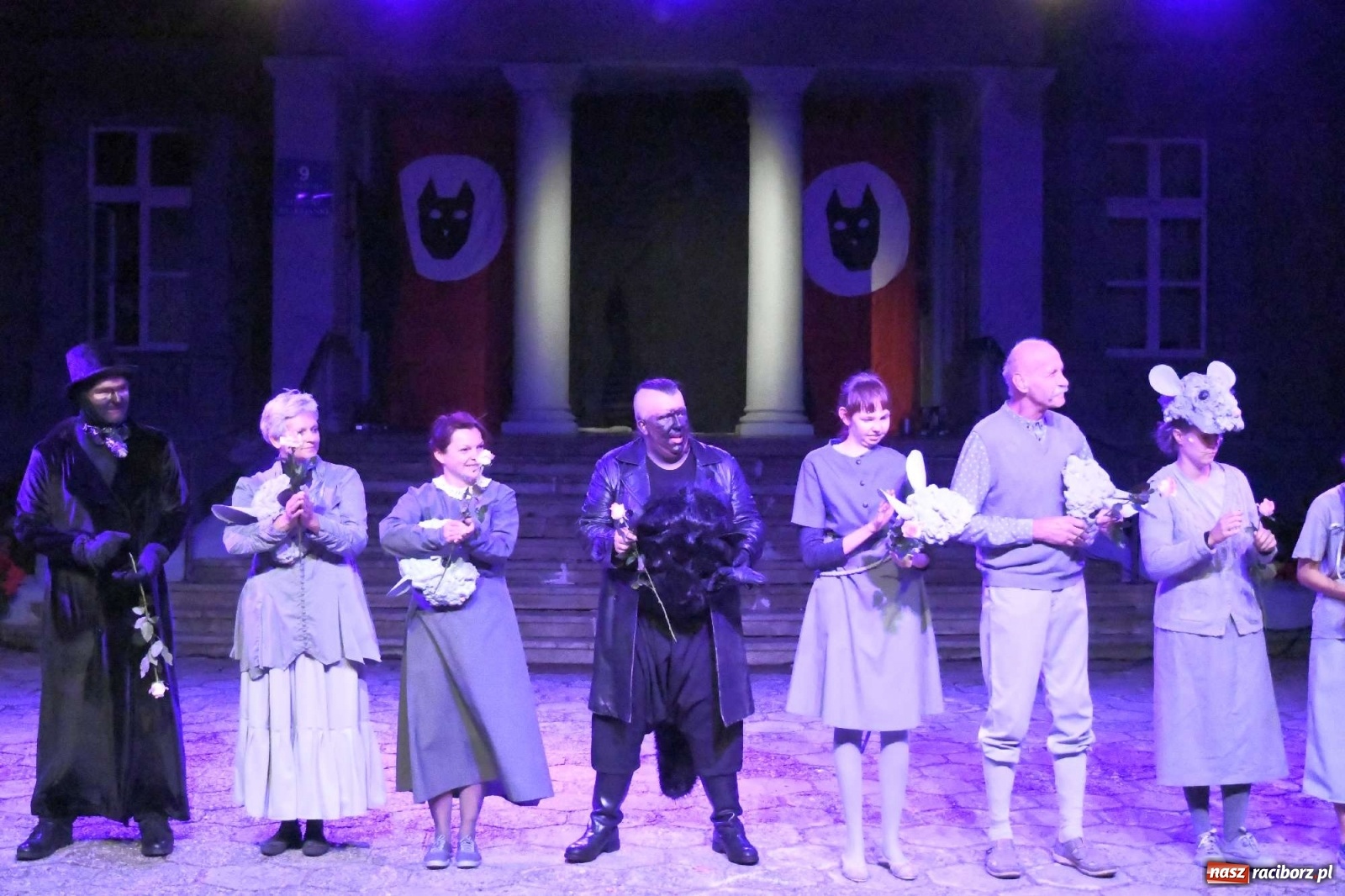 Zdjęcie w galerii na portalu naszraciborz.pl: Parada świateł i spektakl przed pałacem w Pogrzebieniu [FOTO i WIDEO] wiadomości z regionu