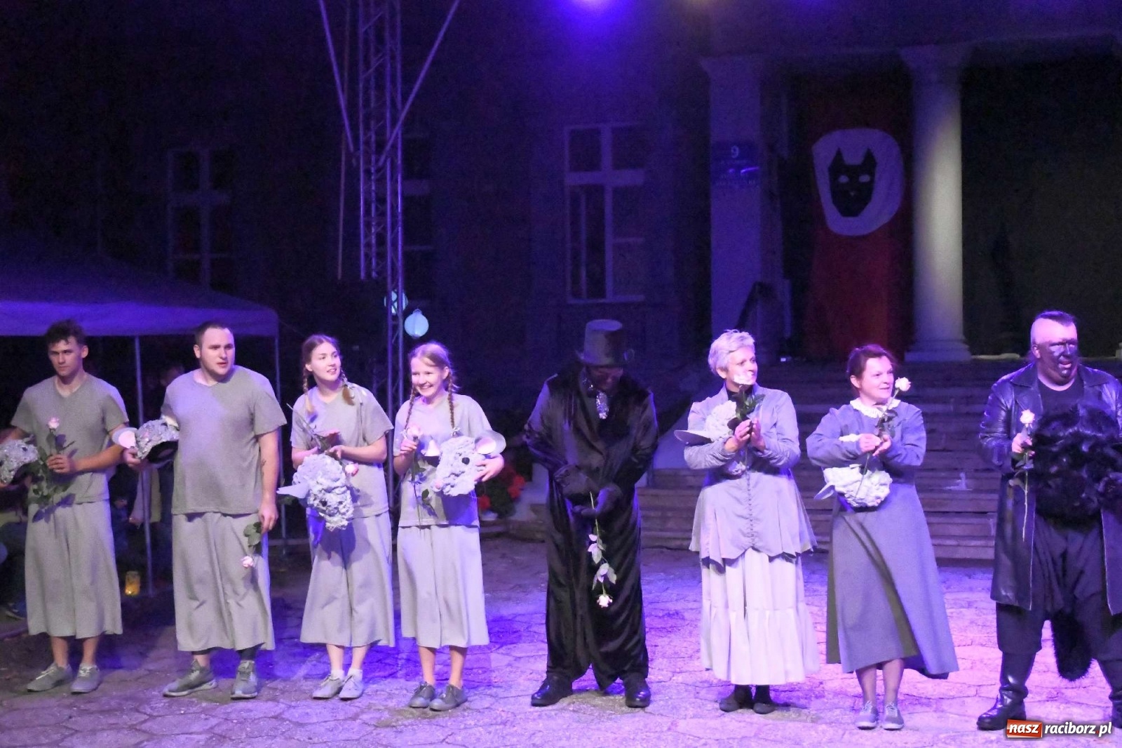 Zdjęcie w galerii na portalu naszraciborz.pl: Parada świateł i spektakl przed pałacem w Pogrzebieniu [FOTO i WIDEO] wiadomości z regionu