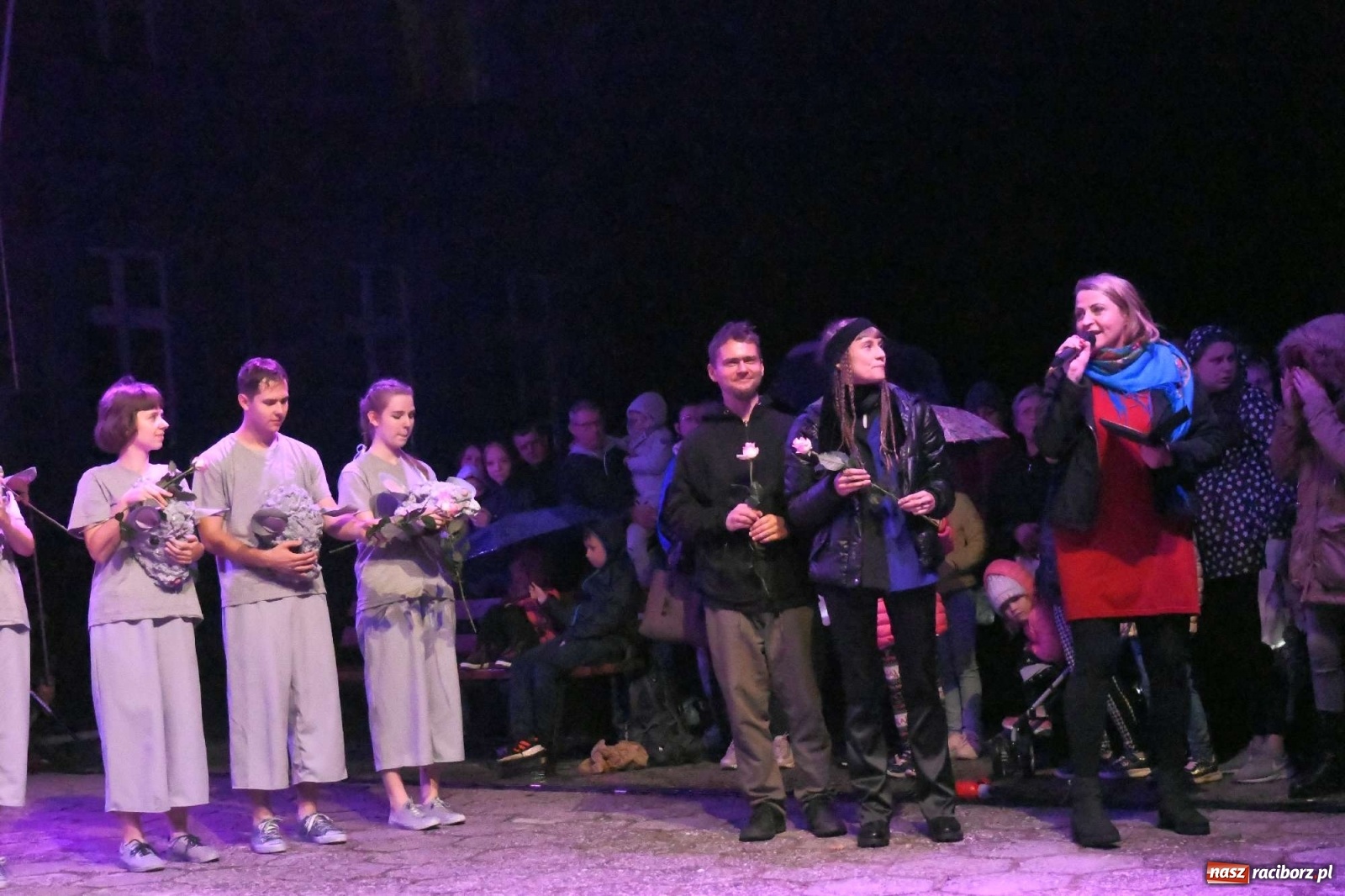 Zdjęcie w galerii na portalu naszraciborz.pl: Parada świateł i spektakl przed pałacem w Pogrzebieniu [FOTO i WIDEO] wiadomości z regionu