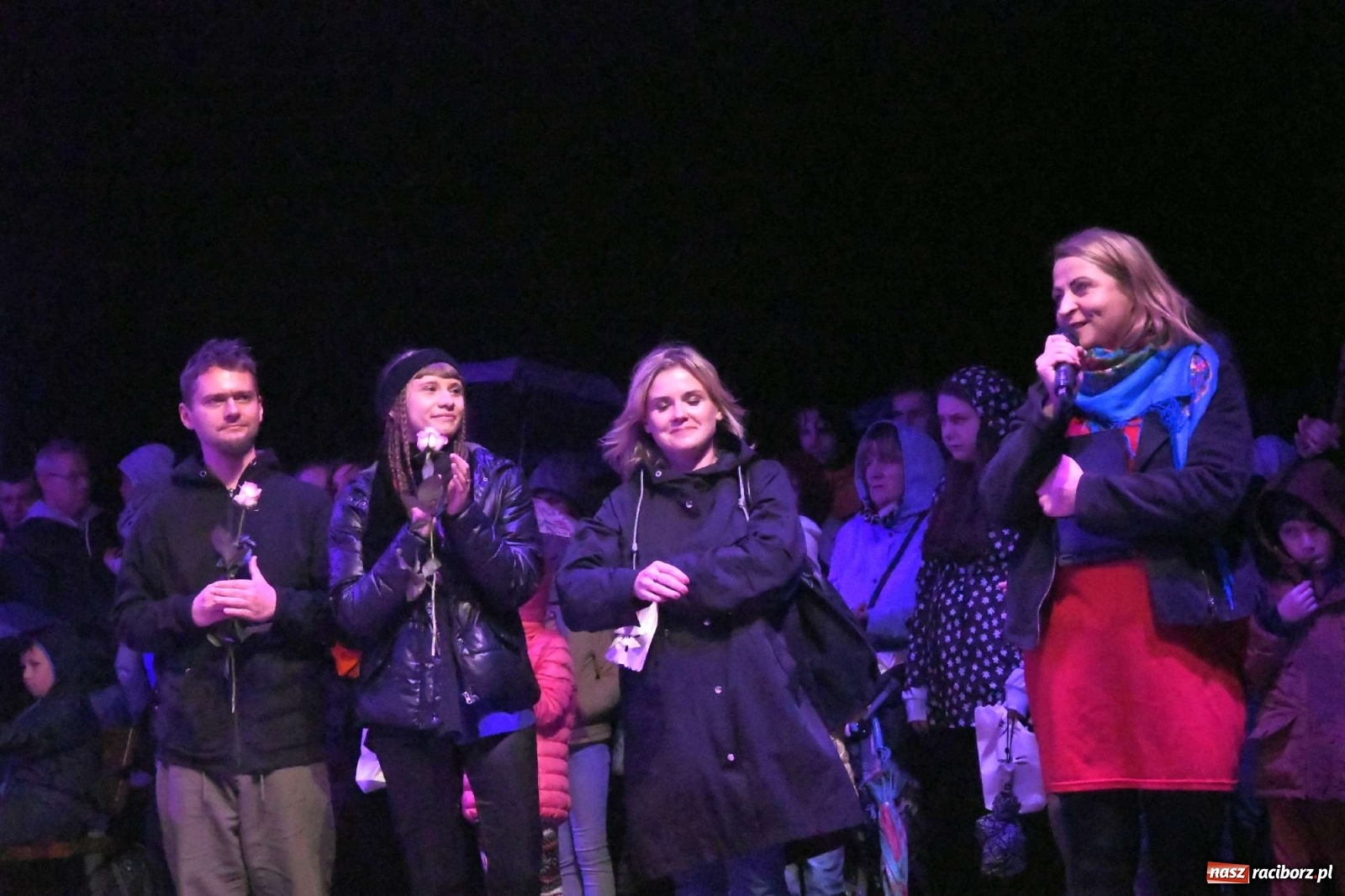 Zdjęcie w galerii na portalu naszraciborz.pl: Parada świateł i spektakl przed pałacem w Pogrzebieniu [FOTO i WIDEO] wiadomości z regionu