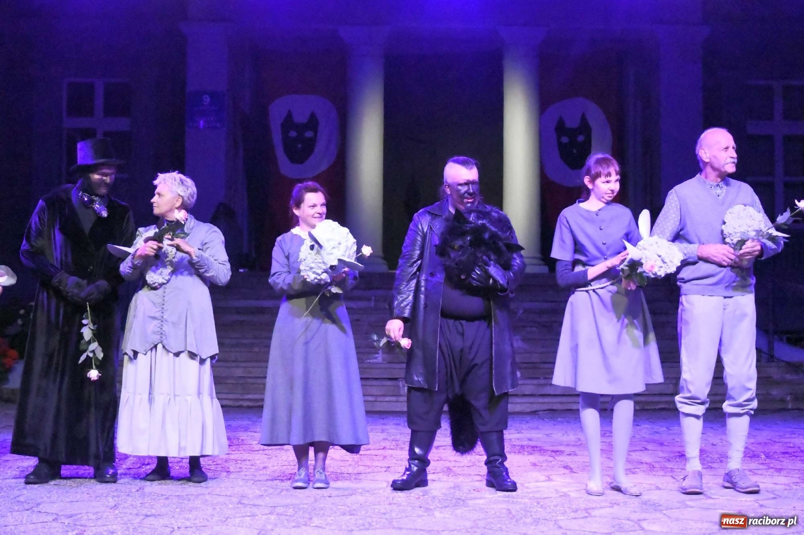 Zdjęcie w galerii na portalu naszraciborz.pl: Parada świateł i spektakl przed pałacem w Pogrzebieniu [FOTO i WIDEO] wiadomości z regionu