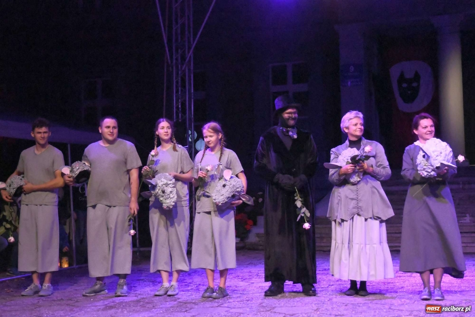 Zdjęcie w galerii na portalu naszraciborz.pl: Parada świateł i spektakl przed pałacem w Pogrzebieniu [FOTO i WIDEO] wiadomości z regionu