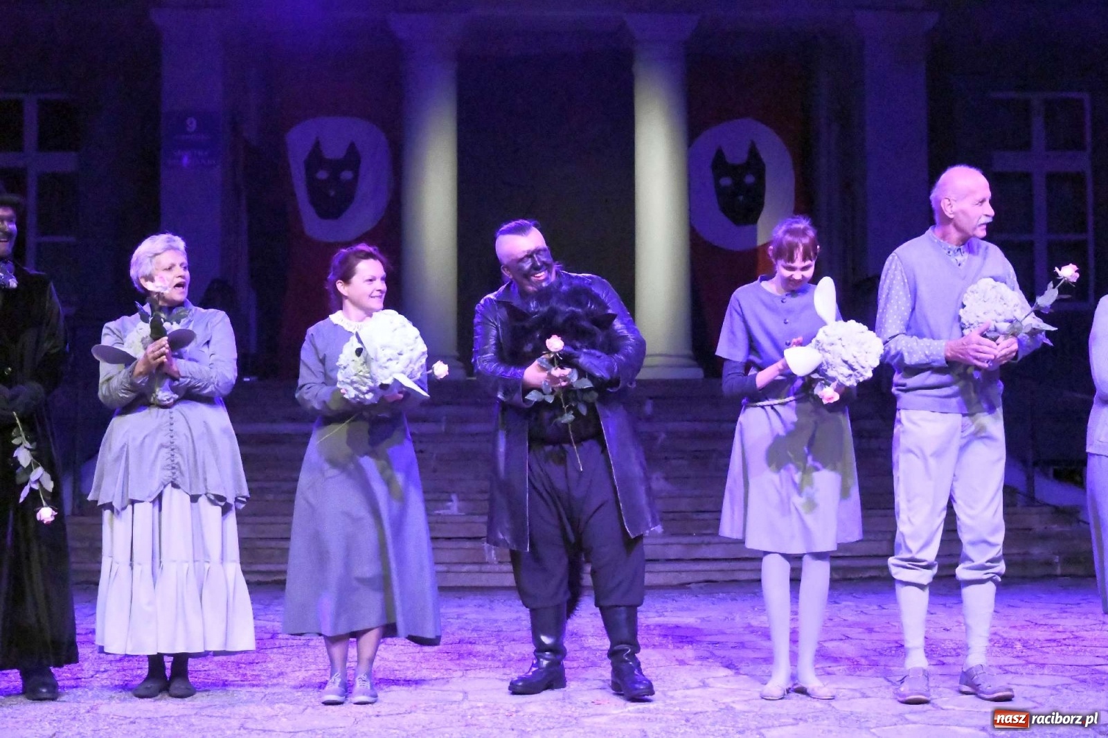 Zdjęcie w galerii na portalu naszraciborz.pl: Parada świateł i spektakl przed pałacem w Pogrzebieniu [FOTO i WIDEO] wiadomości z regionu