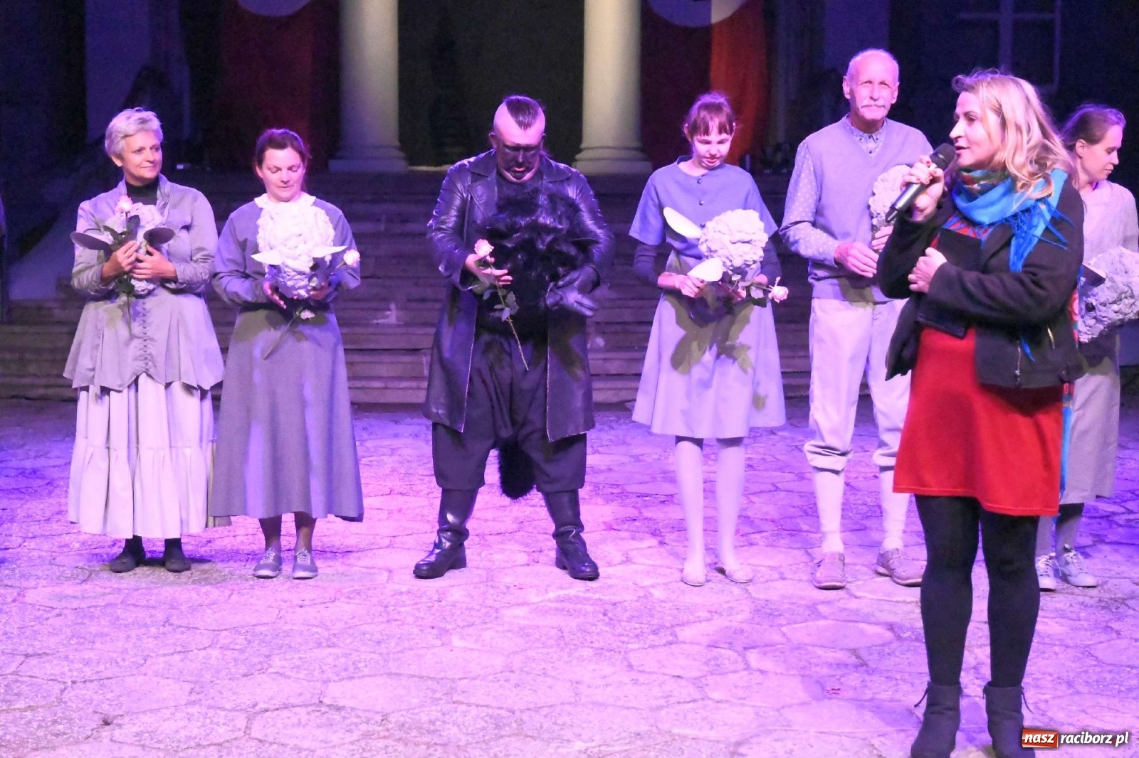 Zdjęcie w galerii na portalu naszraciborz.pl: Parada świateł i spektakl przed pałacem w Pogrzebieniu [FOTO i WIDEO] wiadomości z regionu