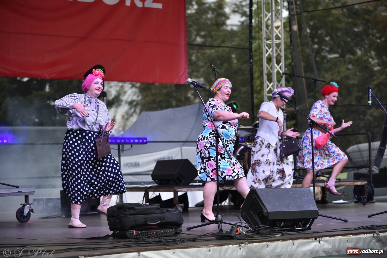 Zdjęcie w galerii na portalu naszraciborz.pl: Moherowe Berety na raciborskim jarmarku wiadomości z regionu