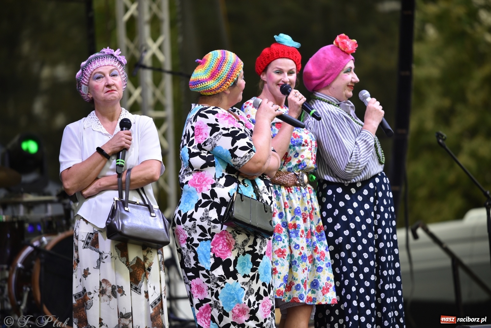 Zdjęcie w galerii na portalu naszraciborz.pl: Moherowe Berety na raciborskim jarmarku wiadomości z regionu