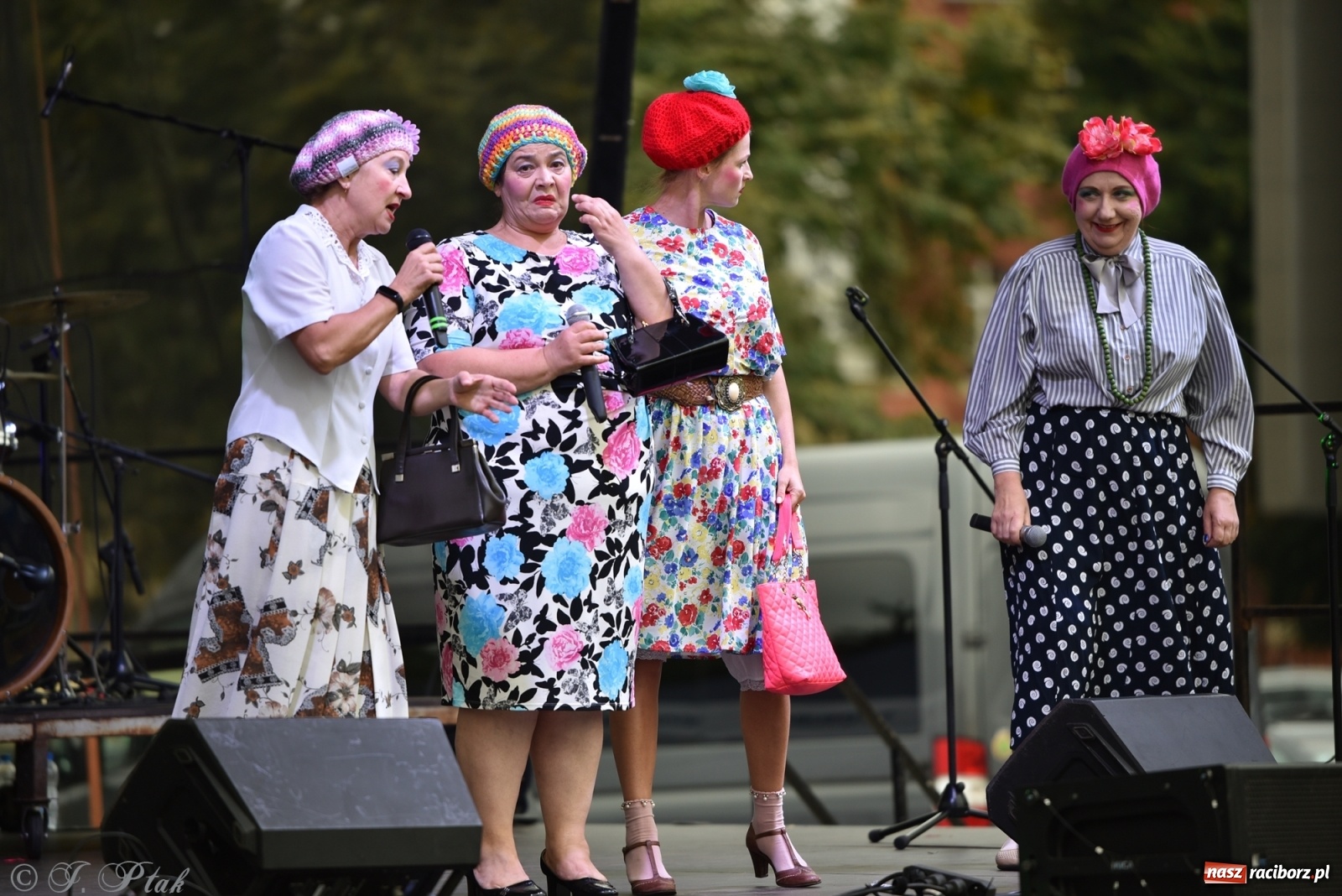 Zdjęcie w galerii na portalu naszraciborz.pl: Moherowe Berety na raciborskim jarmarku wiadomości z regionu