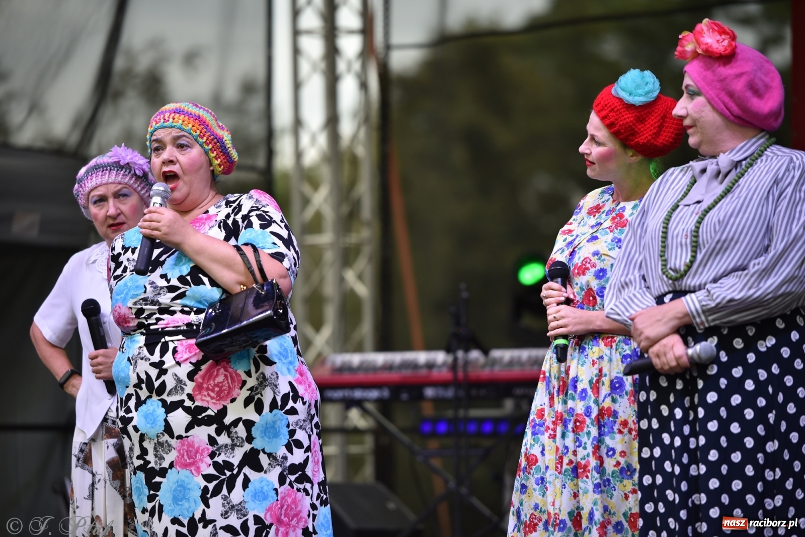 Zdjęcie w galerii na portalu naszraciborz.pl: Moherowe Berety na raciborskim jarmarku wiadomości z regionu