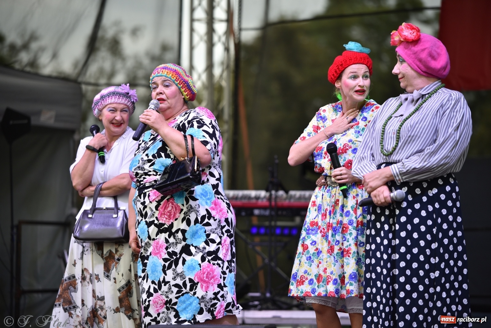 Zdjęcie w galerii na portalu naszraciborz.pl: Moherowe Berety na raciborskim jarmarku wiadomości z regionu