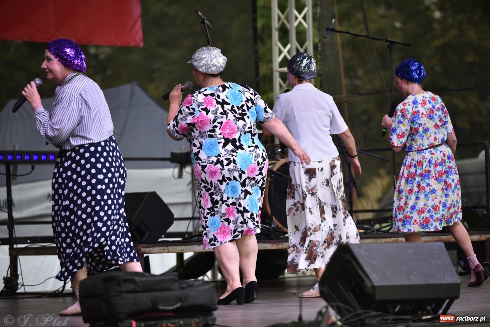 Zdjęcie w galerii na portalu naszraciborz.pl: Moherowe Berety na raciborskim jarmarku wiadomości z regionu