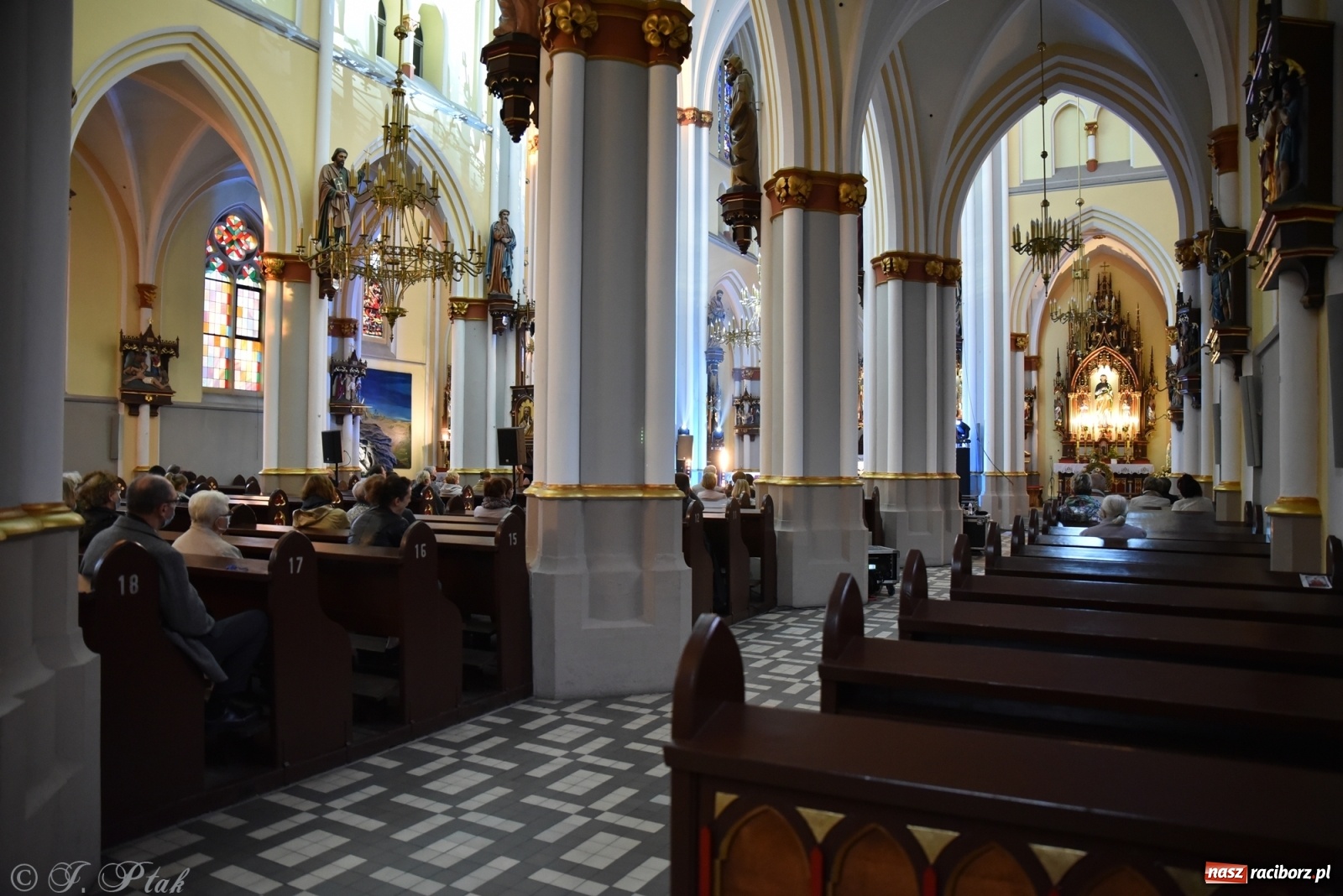 Zdjęcie w galerii na portalu naszraciborz.pl: Muzyka Europy i Dalekiego Wschodu zagościła w kościele Ostrogu wiadomości z regionu