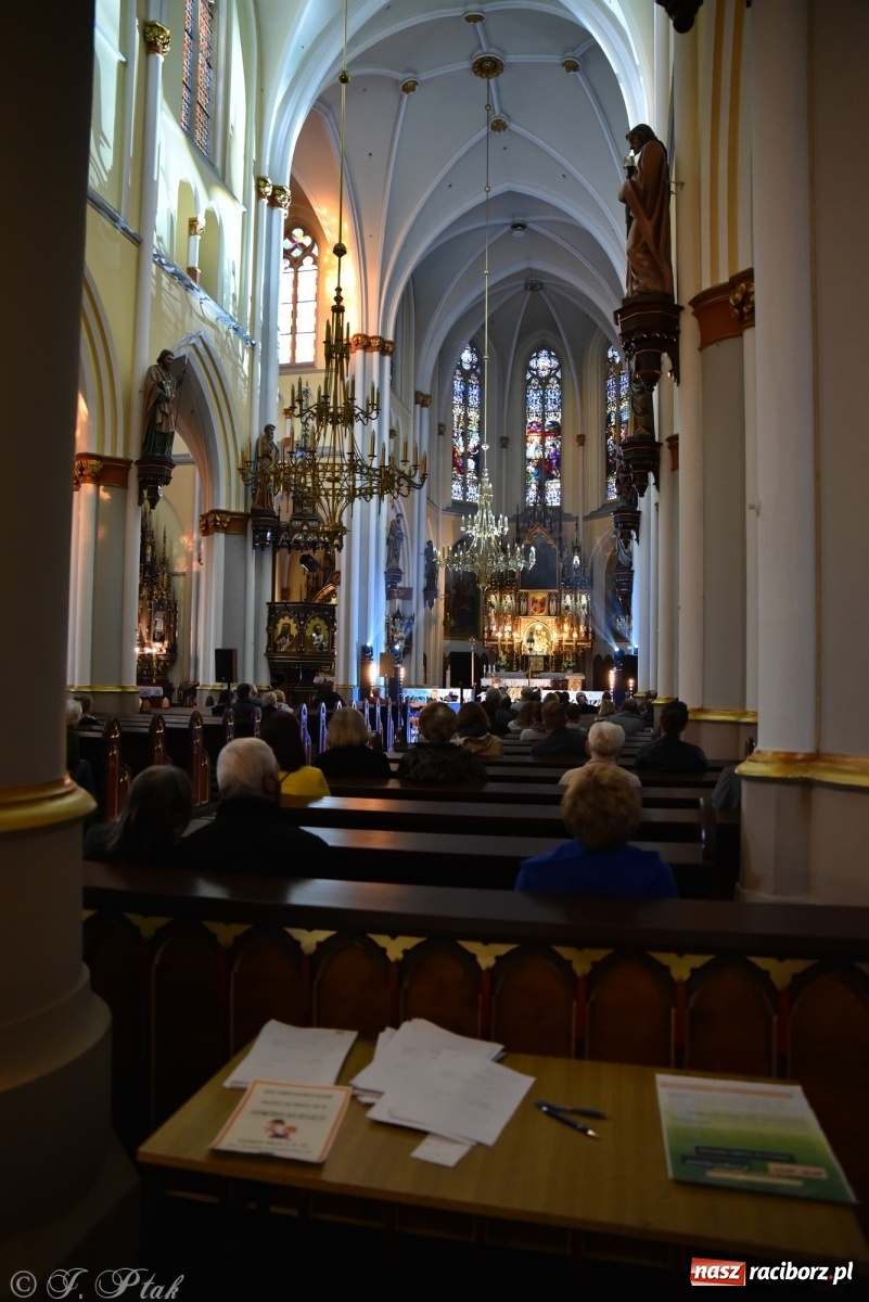 Zdjęcie w galerii na portalu naszraciborz.pl: Muzyka Europy i Dalekiego Wschodu zagościła w kościele Ostrogu wiadomości z regionu