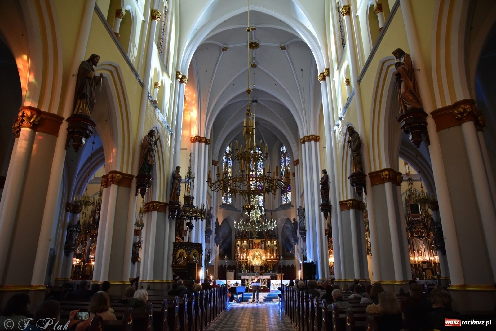 Zdjęcie w galerii na portalu naszraciborz.pl: Muzyka Europy i Dalekiego Wschodu zagościła w kościele Ostrogu wiadomości z regionu