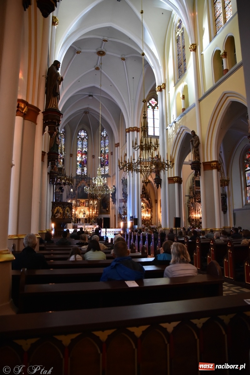 Zdjęcie w galerii na portalu naszraciborz.pl: Muzyka Europy i Dalekiego Wschodu zagościła w kościele Ostrogu wiadomości z regionu