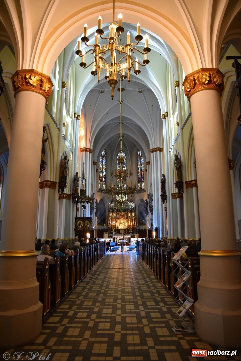 Zdjęcie w galerii na portalu naszraciborz.pl: Muzyka Europy i Dalekiego Wschodu zagościła w kościele Ostrogu wiadomości z regionu