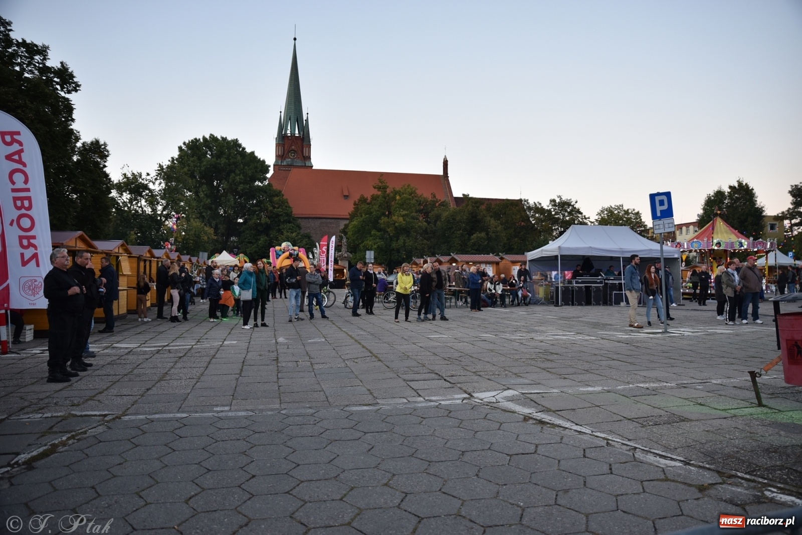 Zdjęcie w galerii na portalu naszraciborz.pl: Jest najlepiej! Znane hity na finał jarmarku wiadomości z regionu