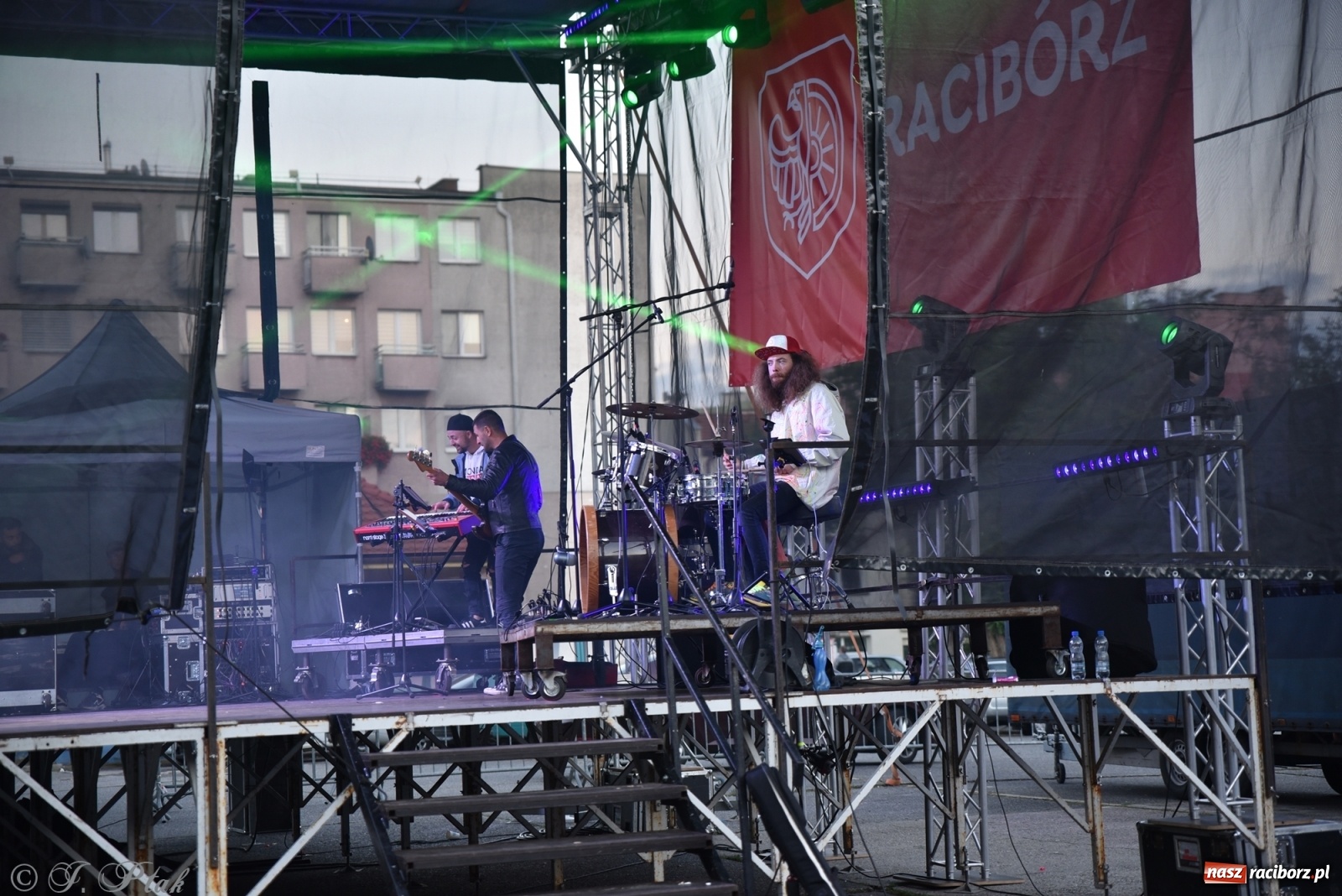 Zdjęcie w galerii na portalu naszraciborz.pl: Jest najlepiej! Znane hity na finał jarmarku wiadomości z regionu