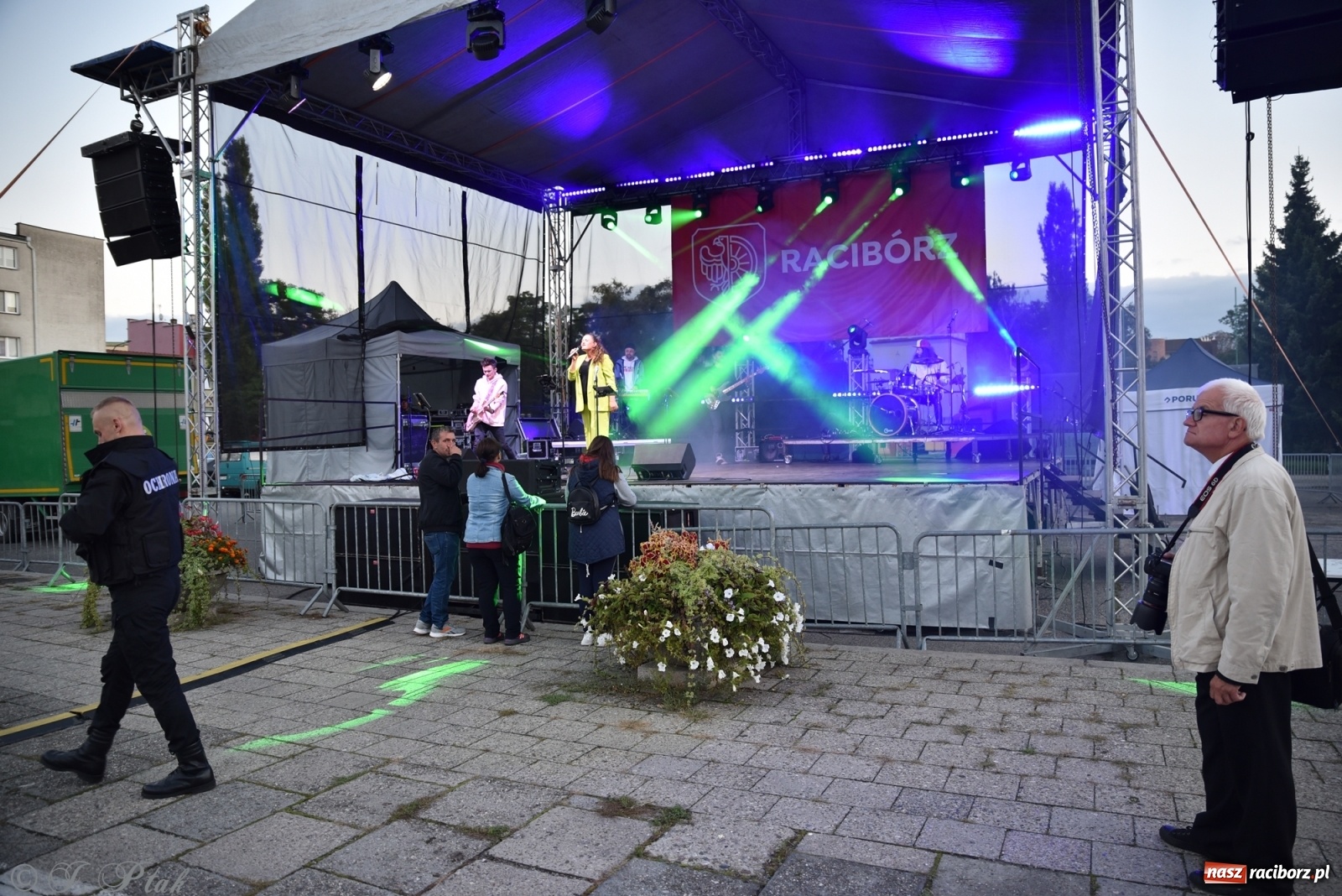 Zdjęcie w galerii na portalu naszraciborz.pl: Jest najlepiej! Znane hity na finał jarmarku wiadomości z regionu