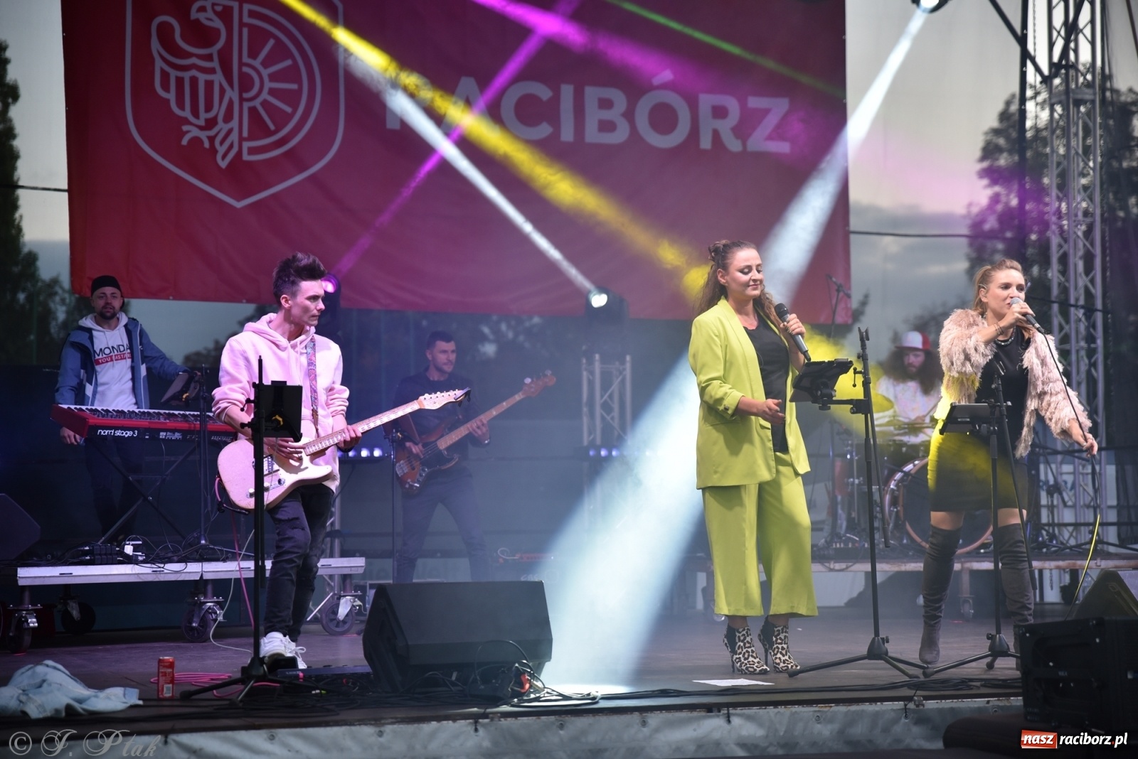 Zdjęcie w galerii na portalu naszraciborz.pl: Jest najlepiej! Znane hity na finał jarmarku wiadomości z regionu