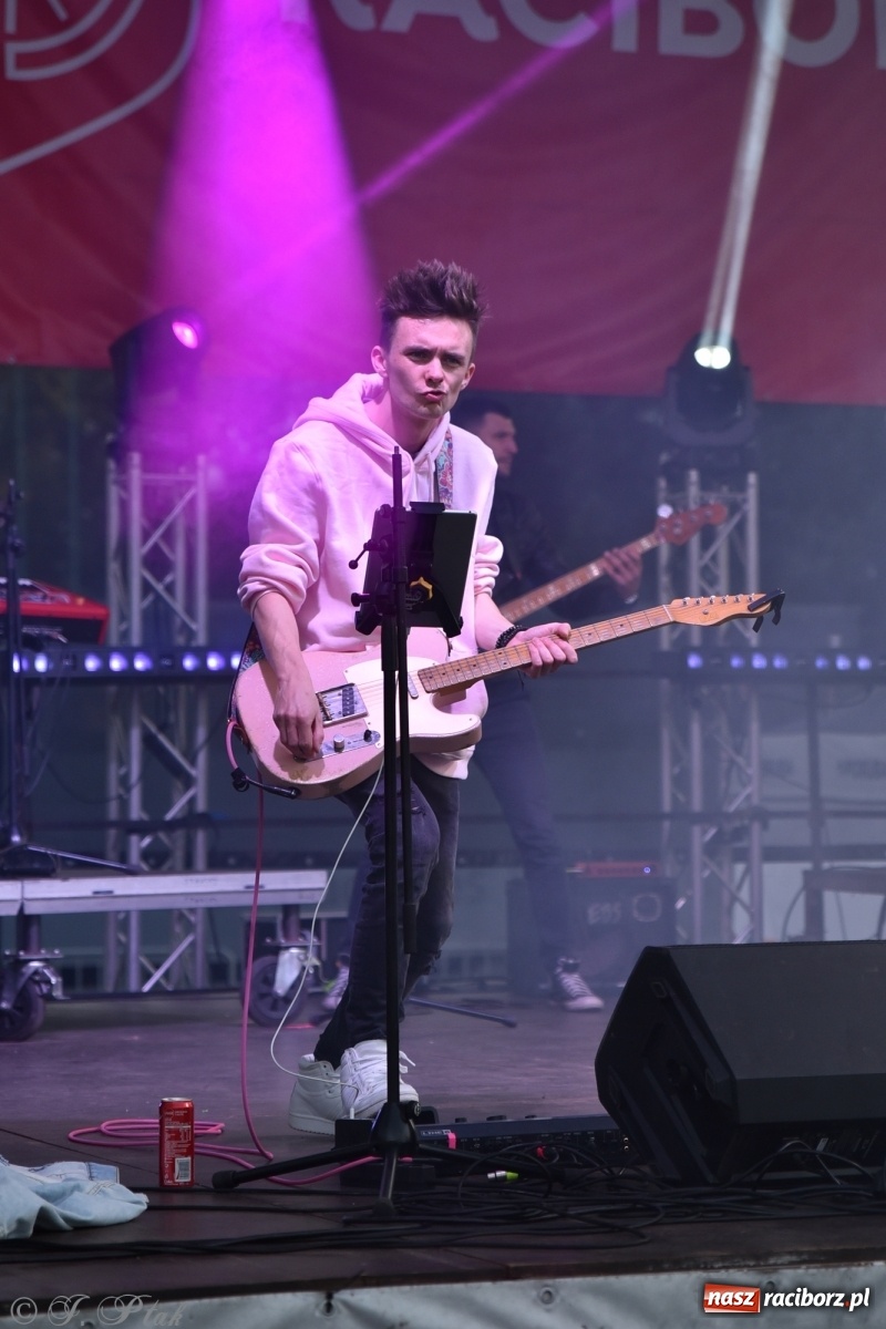 Zdjęcie w galerii na portalu naszraciborz.pl: Jest najlepiej! Znane hity na finał jarmarku wiadomości z regionu