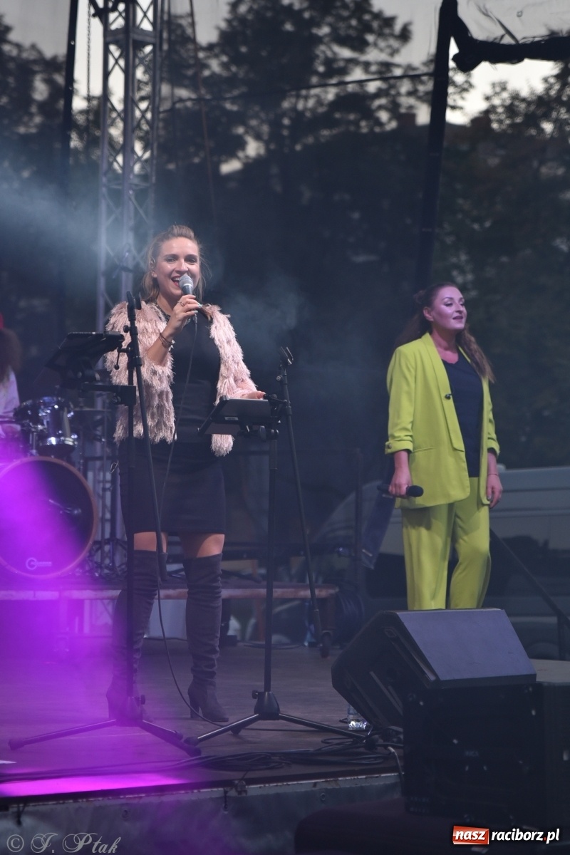 Zdjęcie w galerii na portalu naszraciborz.pl: Jest najlepiej! Znane hity na finał jarmarku wiadomości z regionu