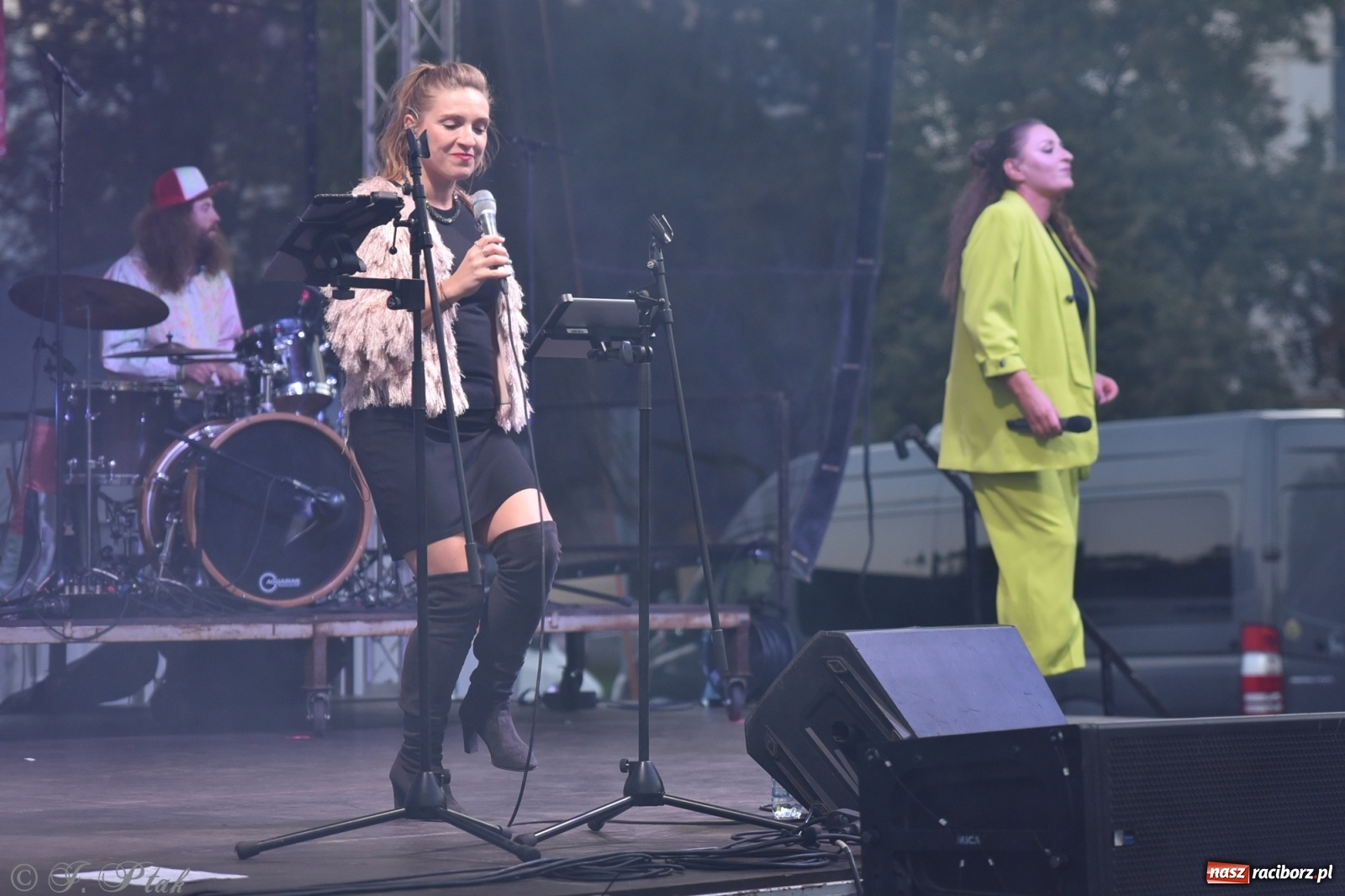 Zdjęcie w galerii na portalu naszraciborz.pl: Jest najlepiej! Znane hity na finał jarmarku wiadomości z regionu