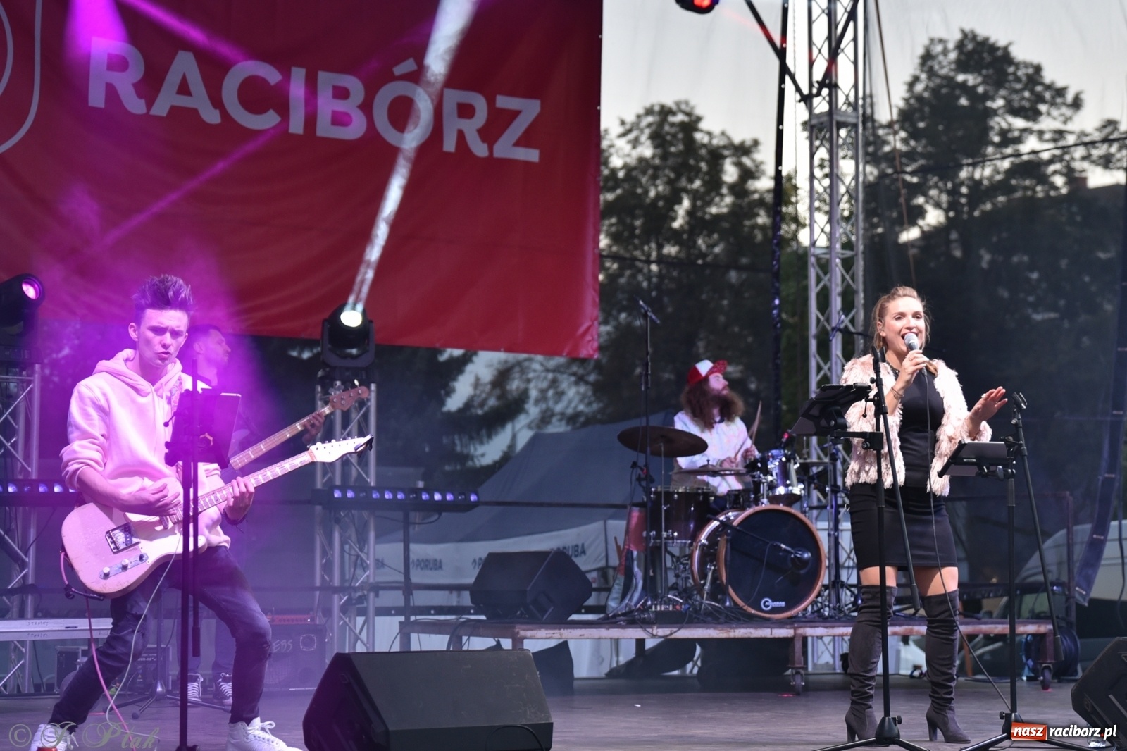 Zdjęcie w galerii na portalu naszraciborz.pl: Jest najlepiej! Znane hity na finał jarmarku wiadomości z regionu