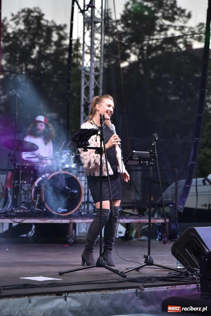 Zdjęcie w galerii na portalu naszraciborz.pl: Jest najlepiej! Znane hity na finał jarmarku wiadomości z regionu