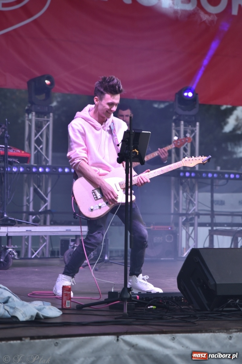 Zdjęcie w galerii na portalu naszraciborz.pl: Jest najlepiej! Znane hity na finał jarmarku wiadomości z regionu