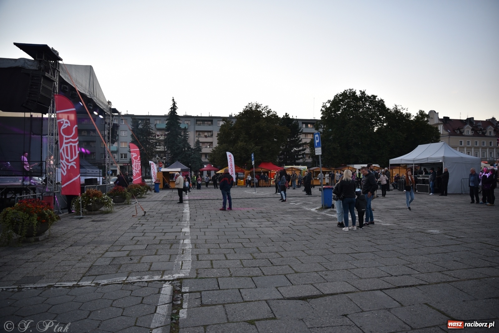 Zdjęcie w galerii na portalu naszraciborz.pl: Jest najlepiej! Znane hity na finał jarmarku wiadomości z regionu