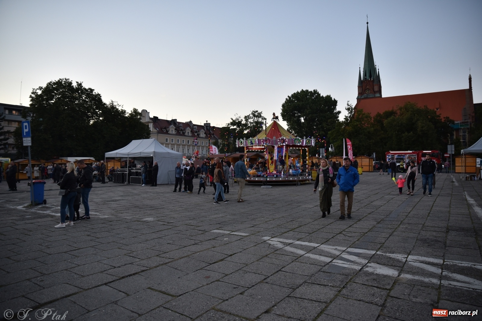 Zdjęcie w galerii na portalu naszraciborz.pl: Jest najlepiej! Znane hity na finał jarmarku wiadomości z regionu